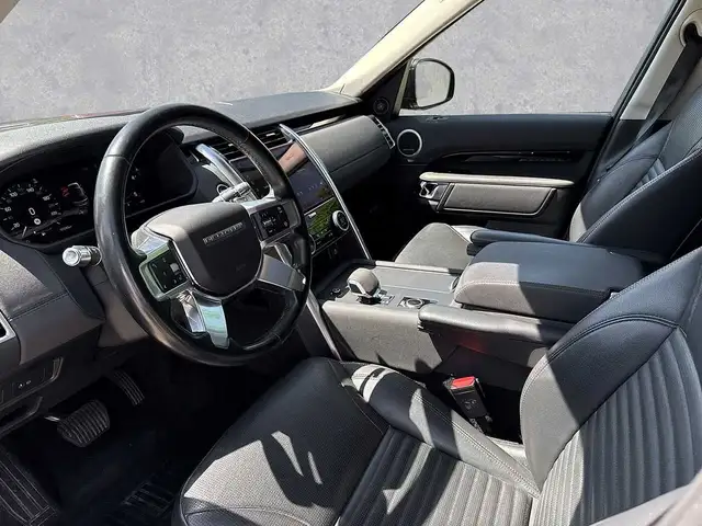 Land Rover Discovery view 3