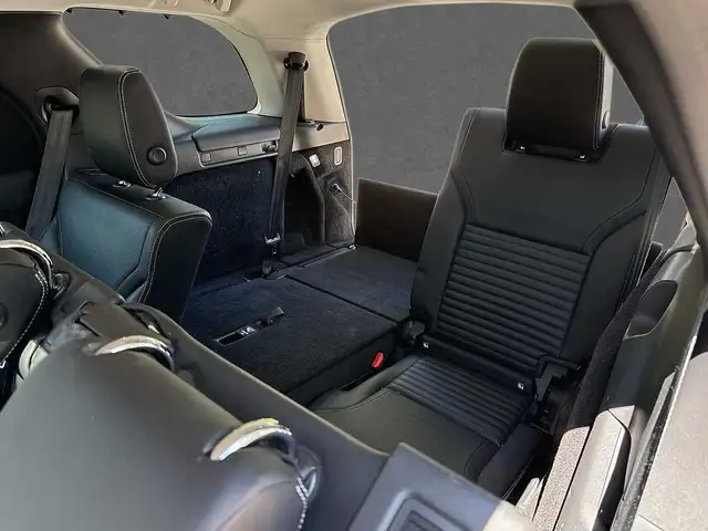Land Rover Discovery view 10