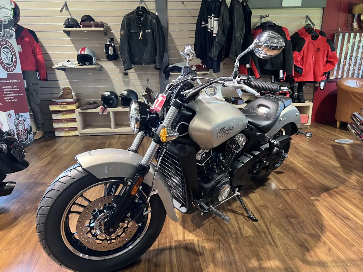 Indian Scout 1200cc Silver Quartz Metallic Grijs - 2
