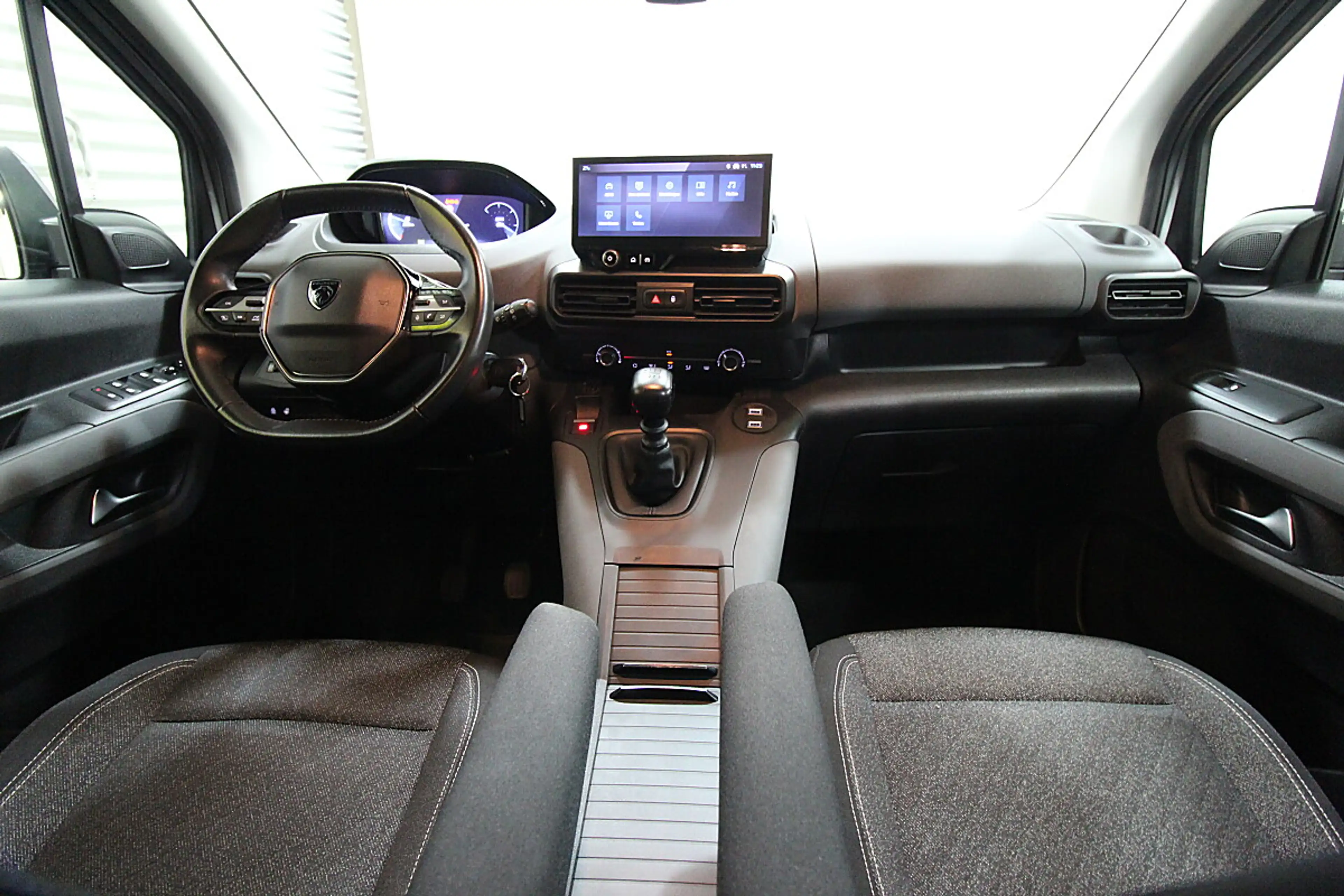 Peugeot Rifter Standard BlueHDI 100 S&S Allure 6-Gang-Manuell — photo 9