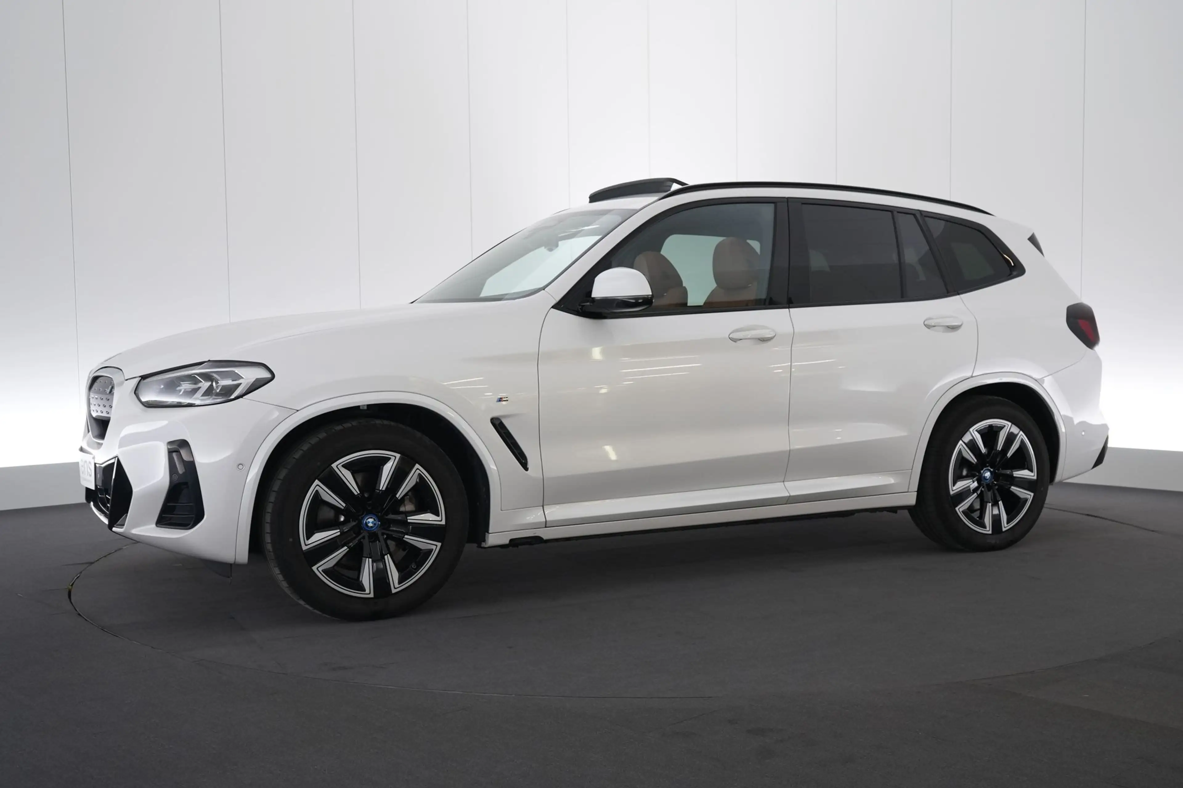BMW iX3 80 kWh LEDER/CUIR LED GPS PDC CAM Pano BLIS Verw. — photo 12