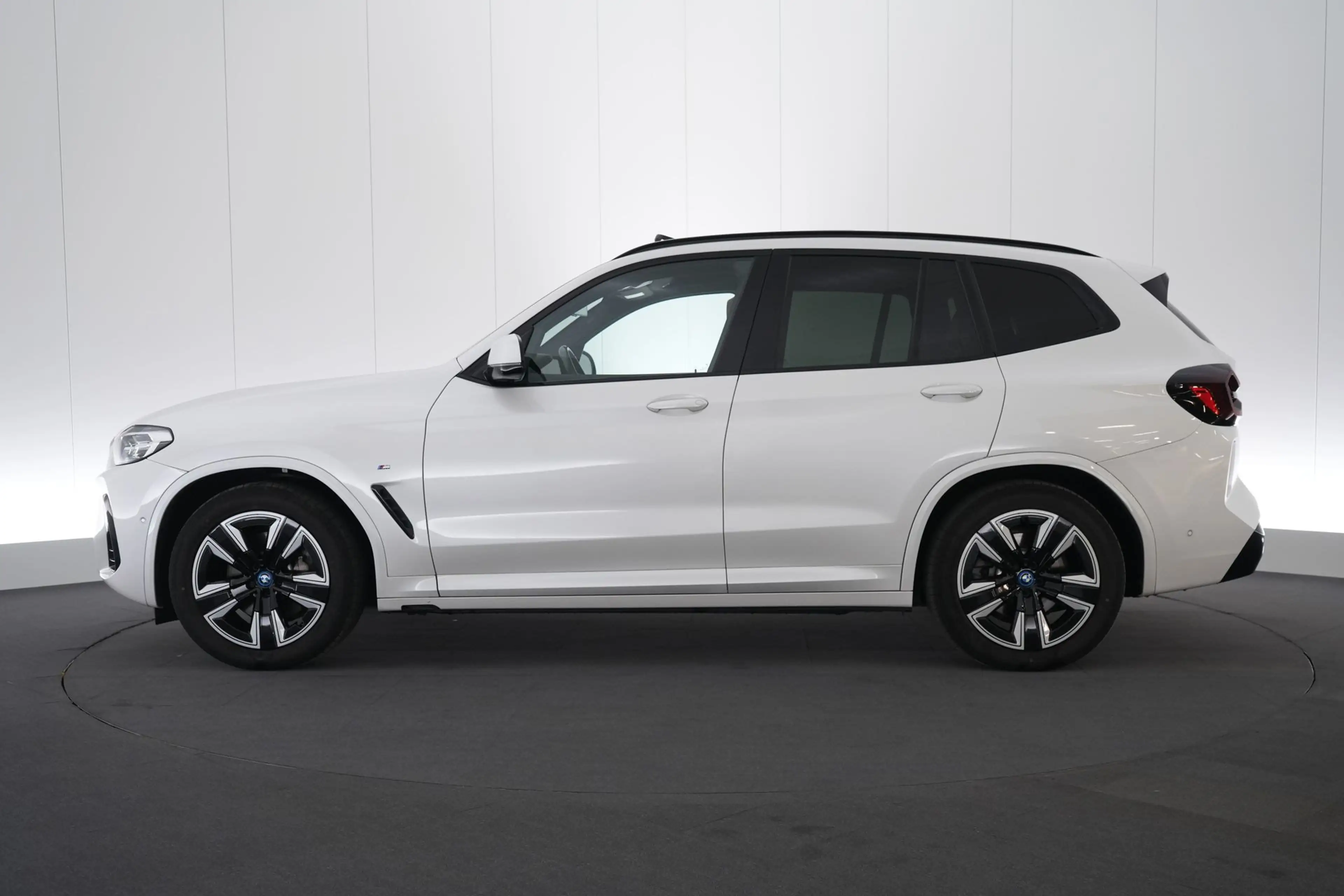 BMW iX3 80 kWh LEDER/CUIR LED GPS PDC CAM Pano BLIS Verw. — photo 11