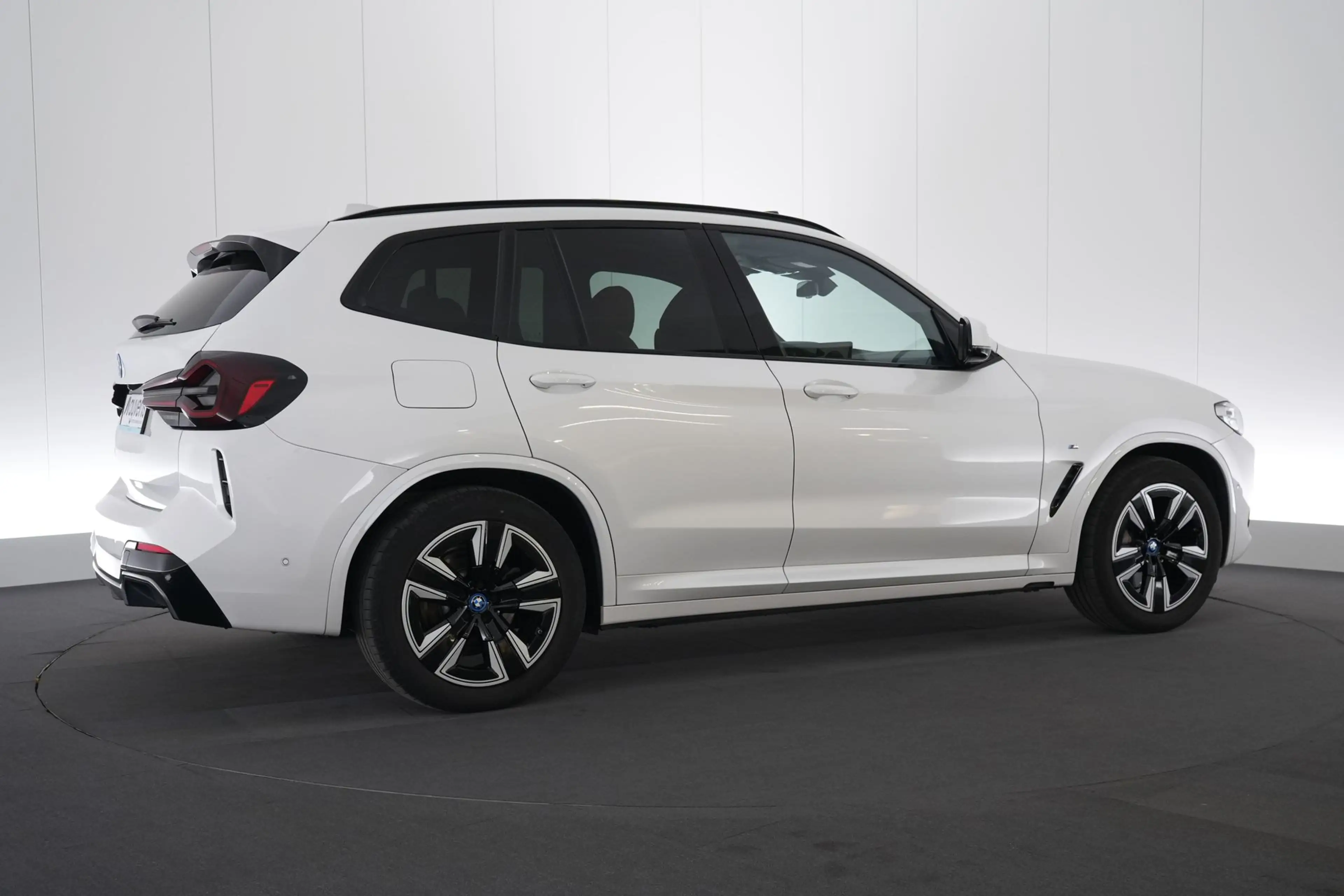 BMW iX3 80 kWh LEDER/CUIR LED GPS PDC CAM Pano BLIS Verw. — photo 6