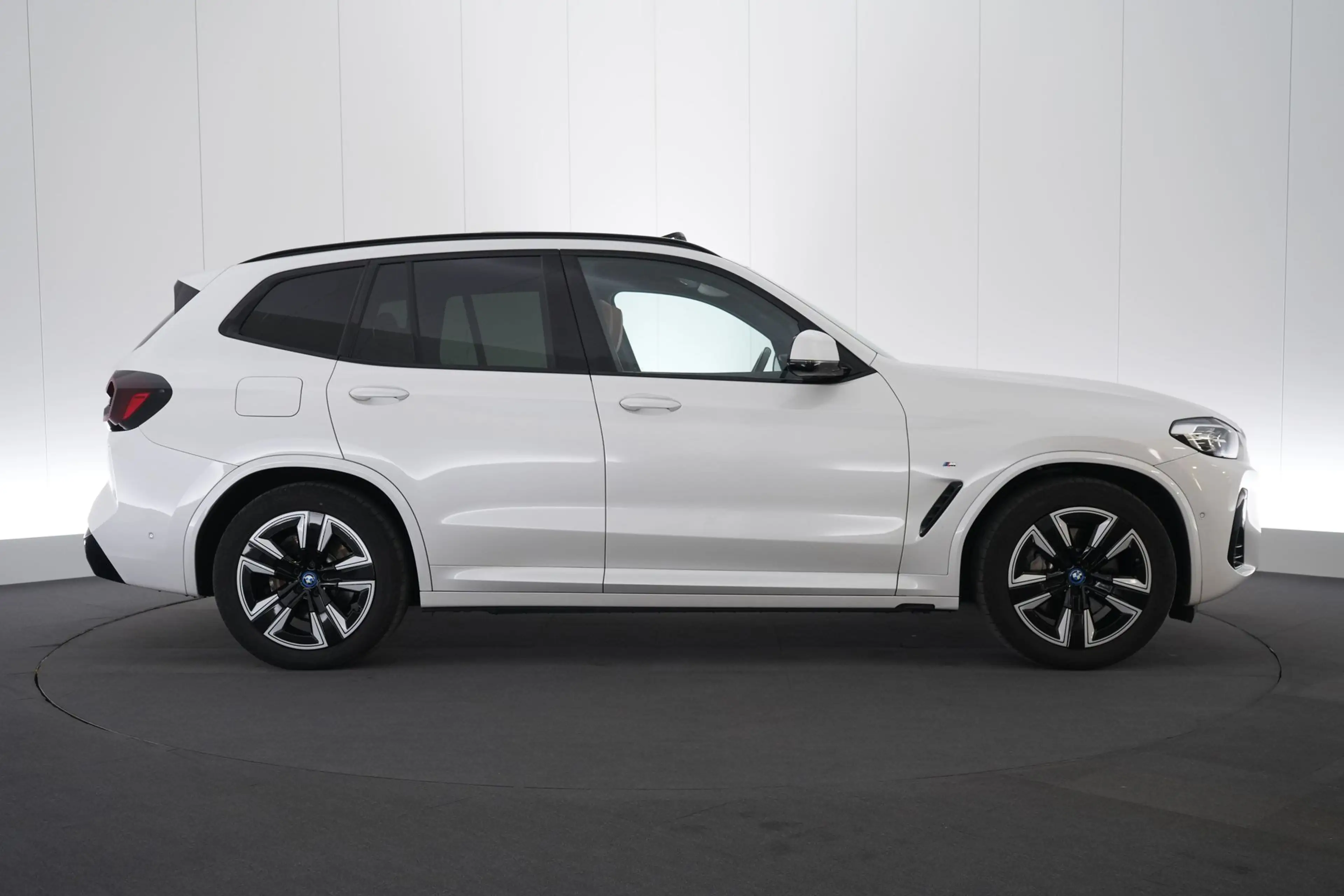 BMW iX3 80 kWh LEDER/CUIR LED GPS PDC CAM Pano BLIS Verw. — photo 5