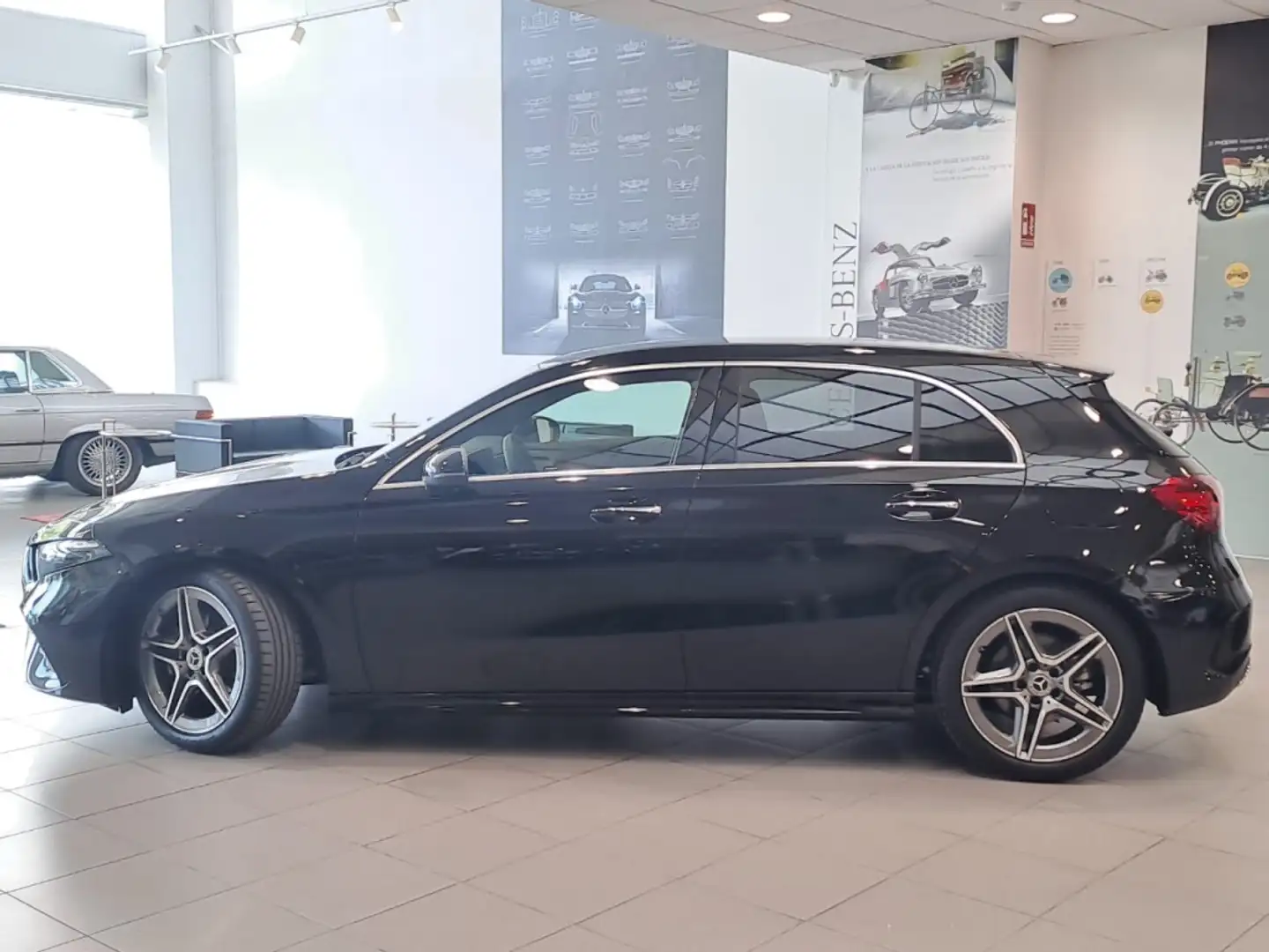 Mercedes-Benz A 200 Progressive Line Advanced 7G-DCT Negru - 2