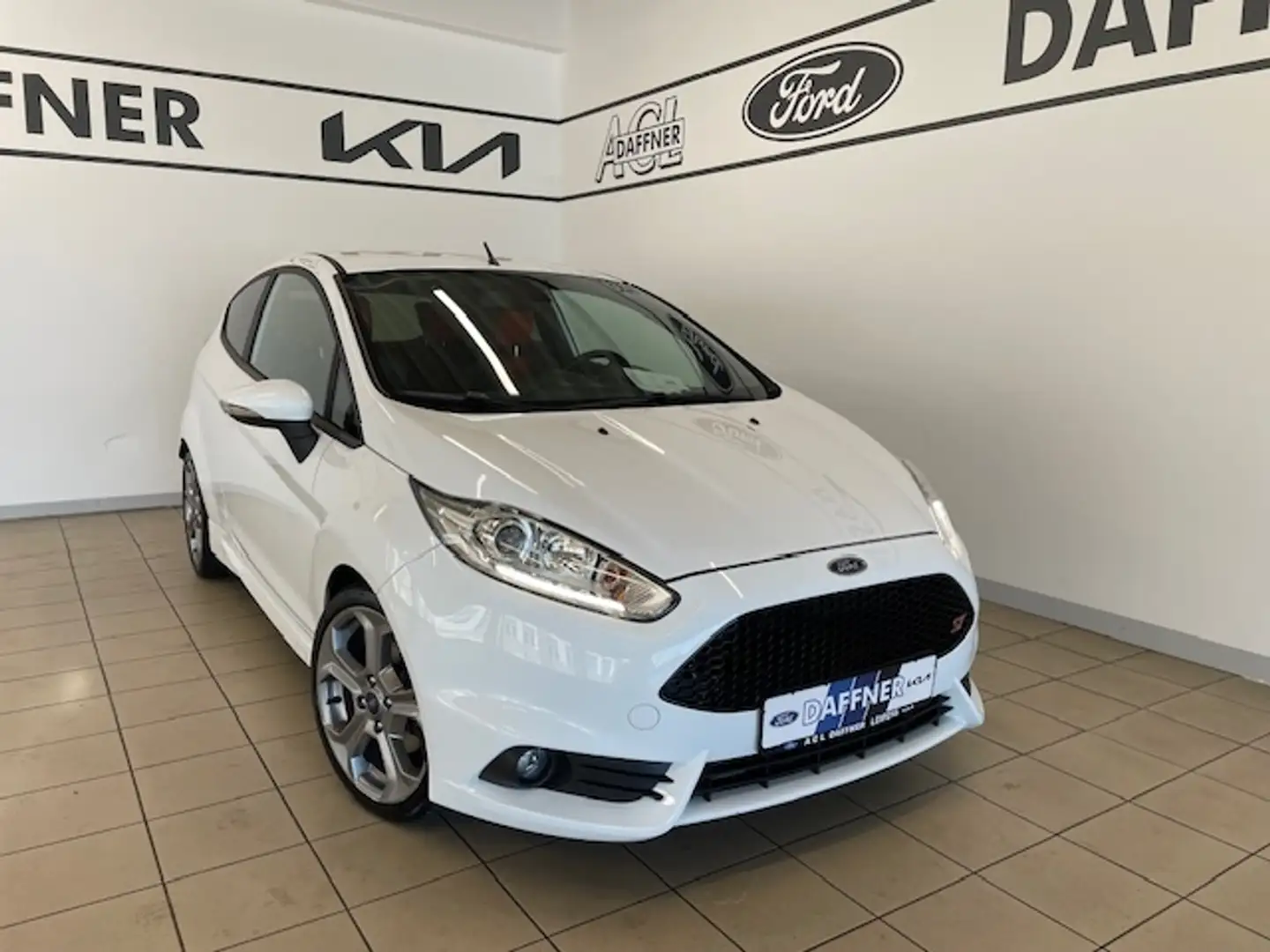 Ford Fiesta ST 1.6 EcoBoost Белый - 1