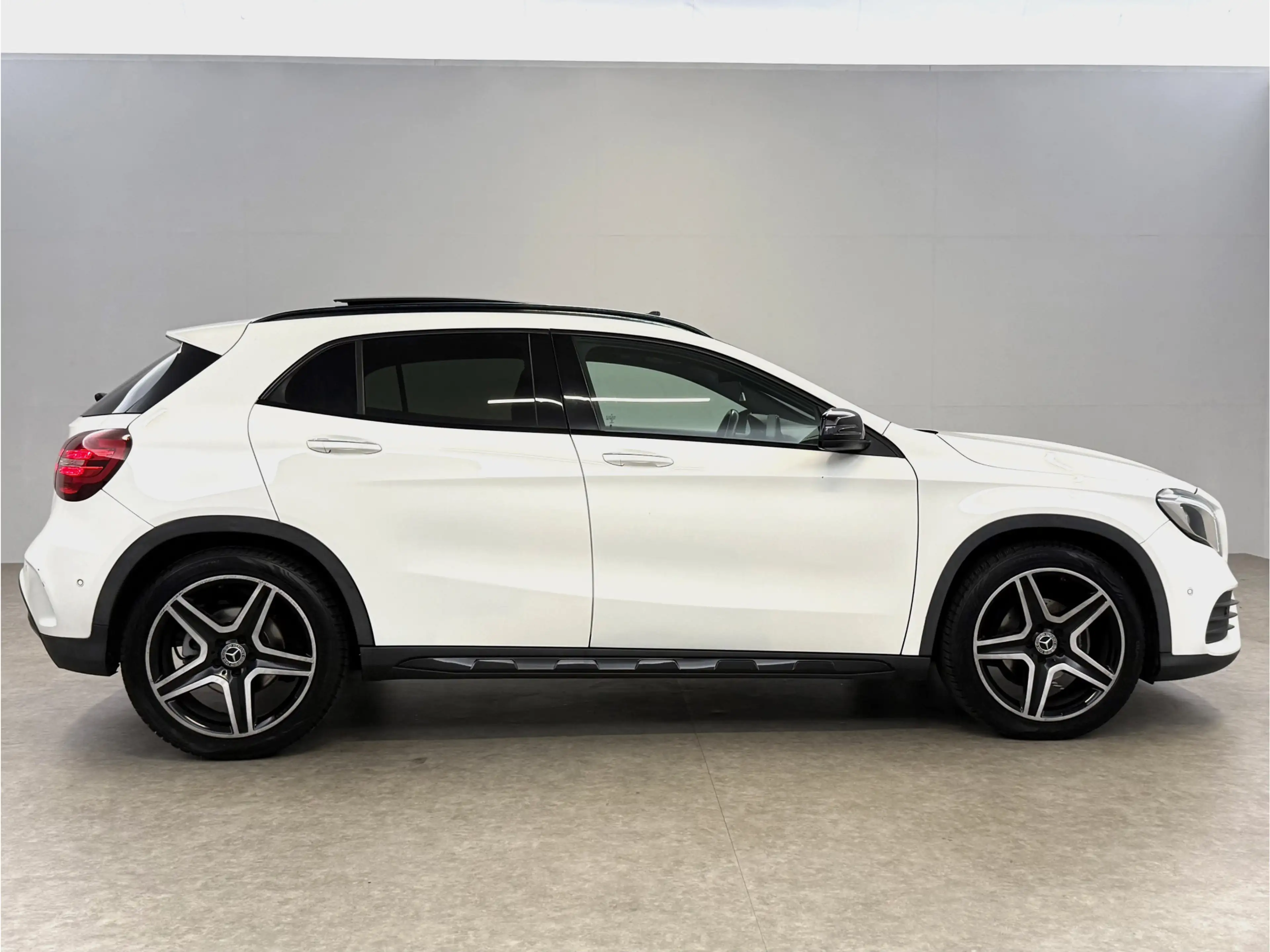 Mercedes-Benz GLA 180 | Pano | Camera | LED | Clima | Cruise | Keyless | — photo 10