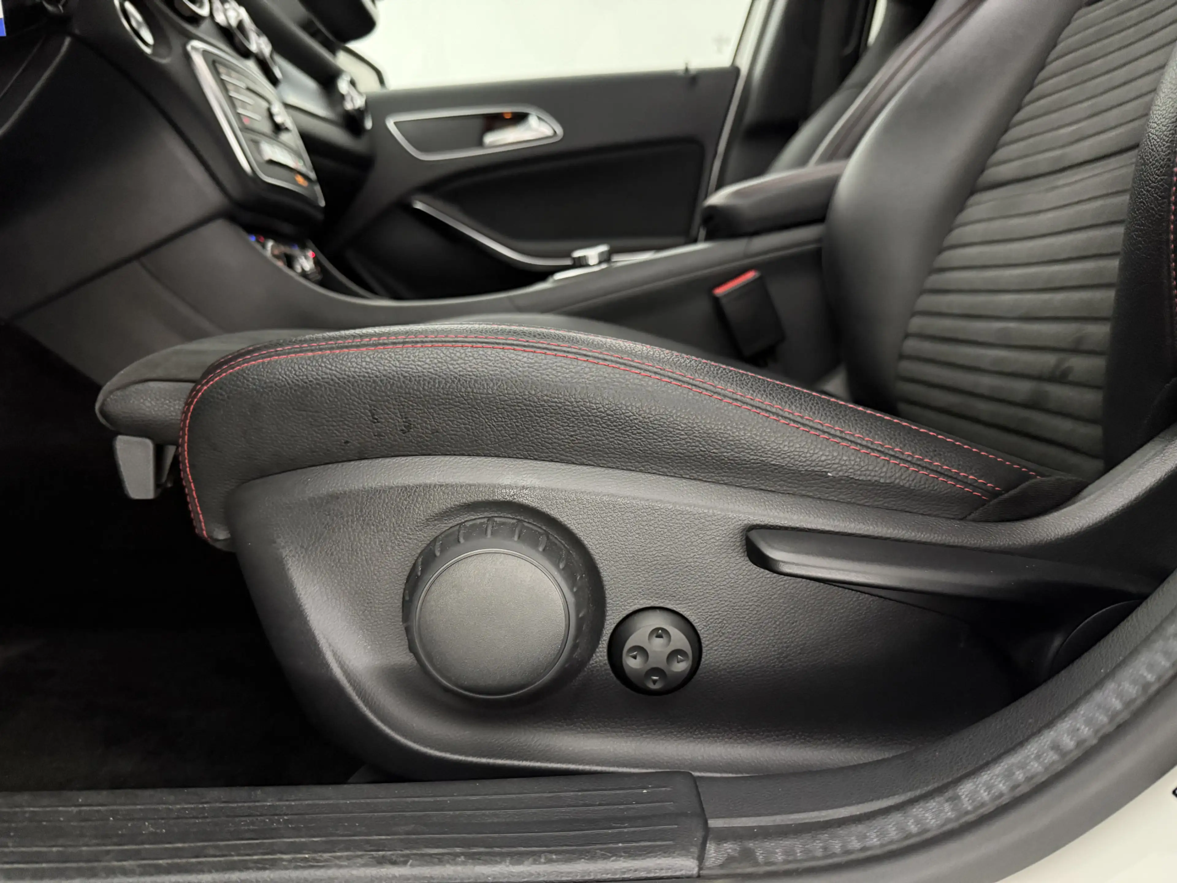 Mercedes-Benz GLA 180 | Pano | Camera | LED | Clima | Cruise | Keyless | — photo 37