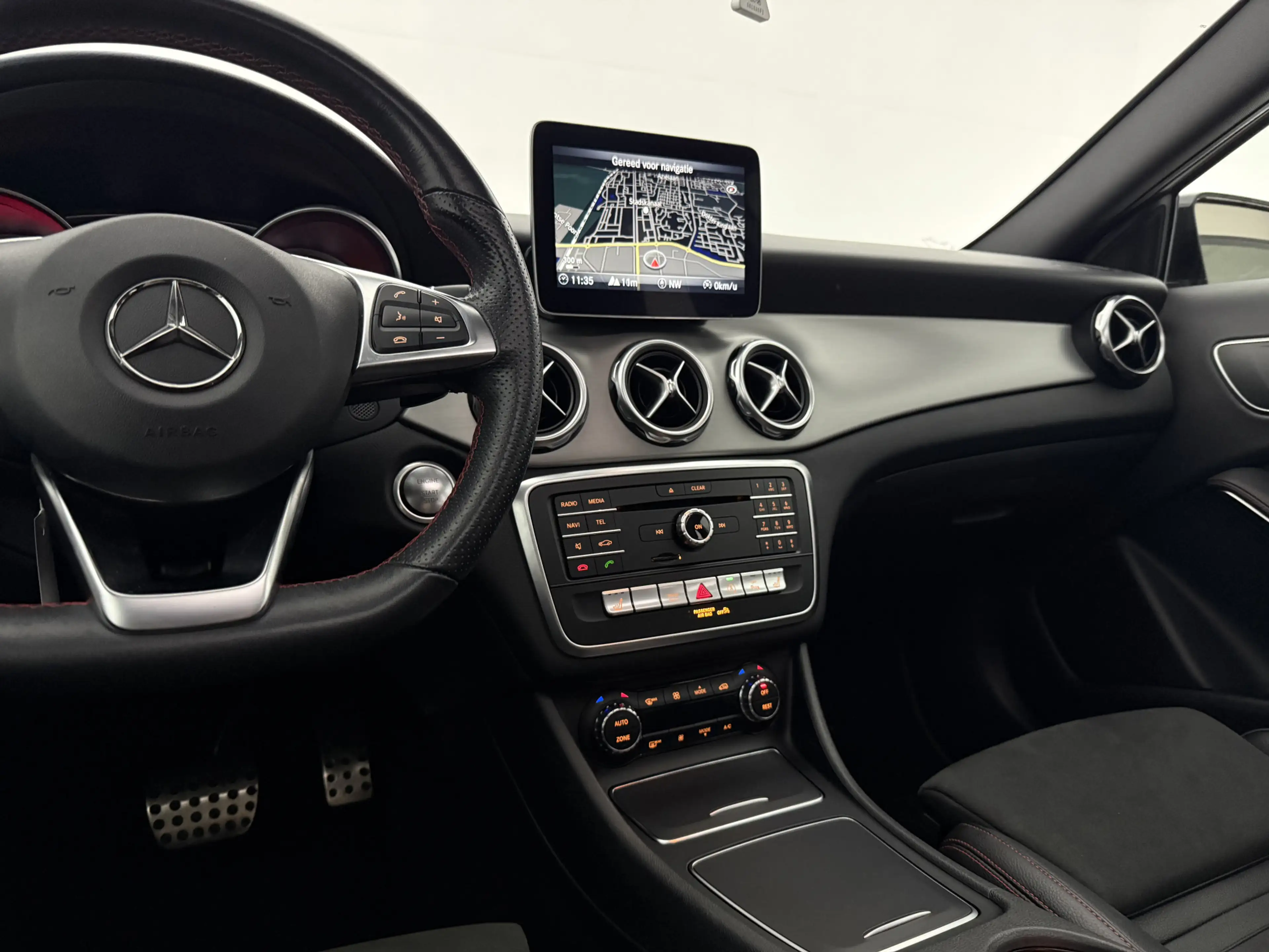 Mercedes-Benz GLA 180 | Pano | Camera | LED | Clima | Cruise | Keyless | — photo 21