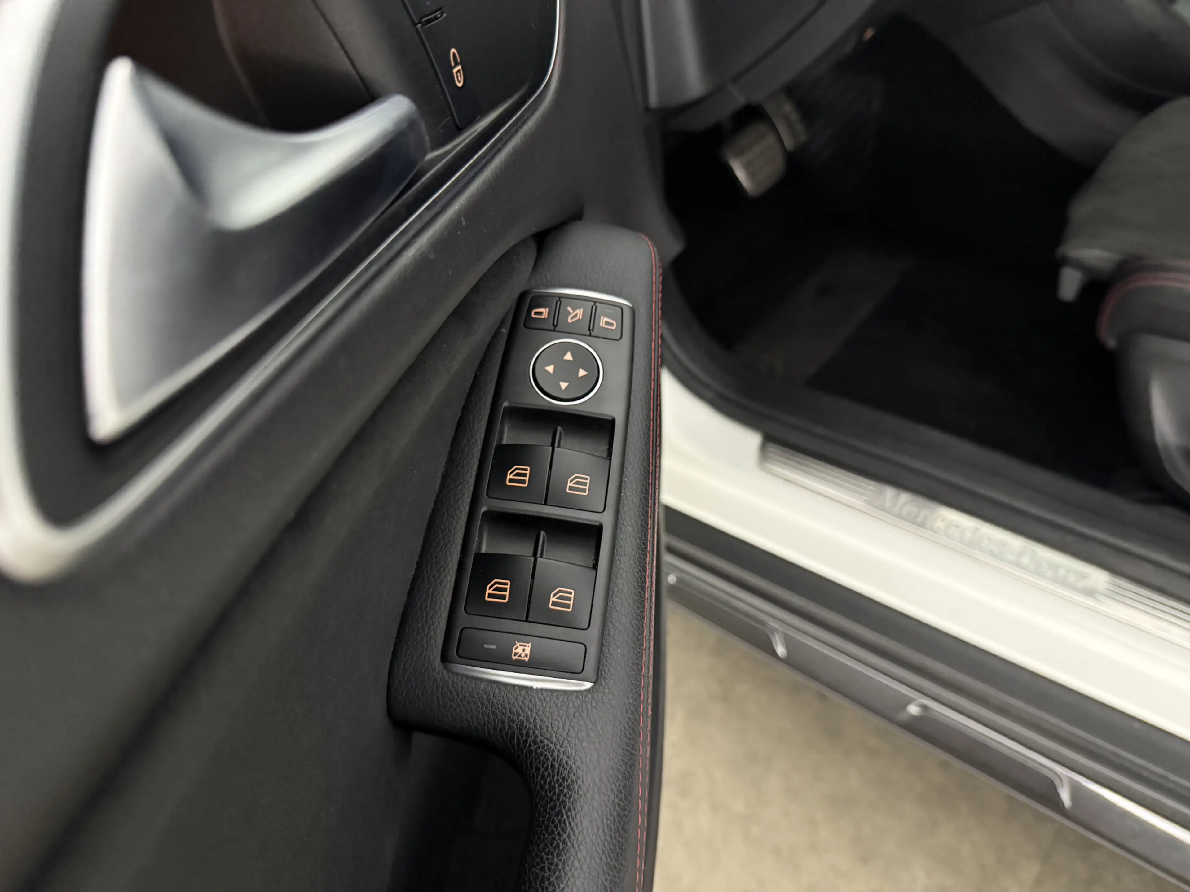Mercedes-Benz GLA 180 | Pano | Camera | LED | Clima | Cruise | Keyless | — photo 36