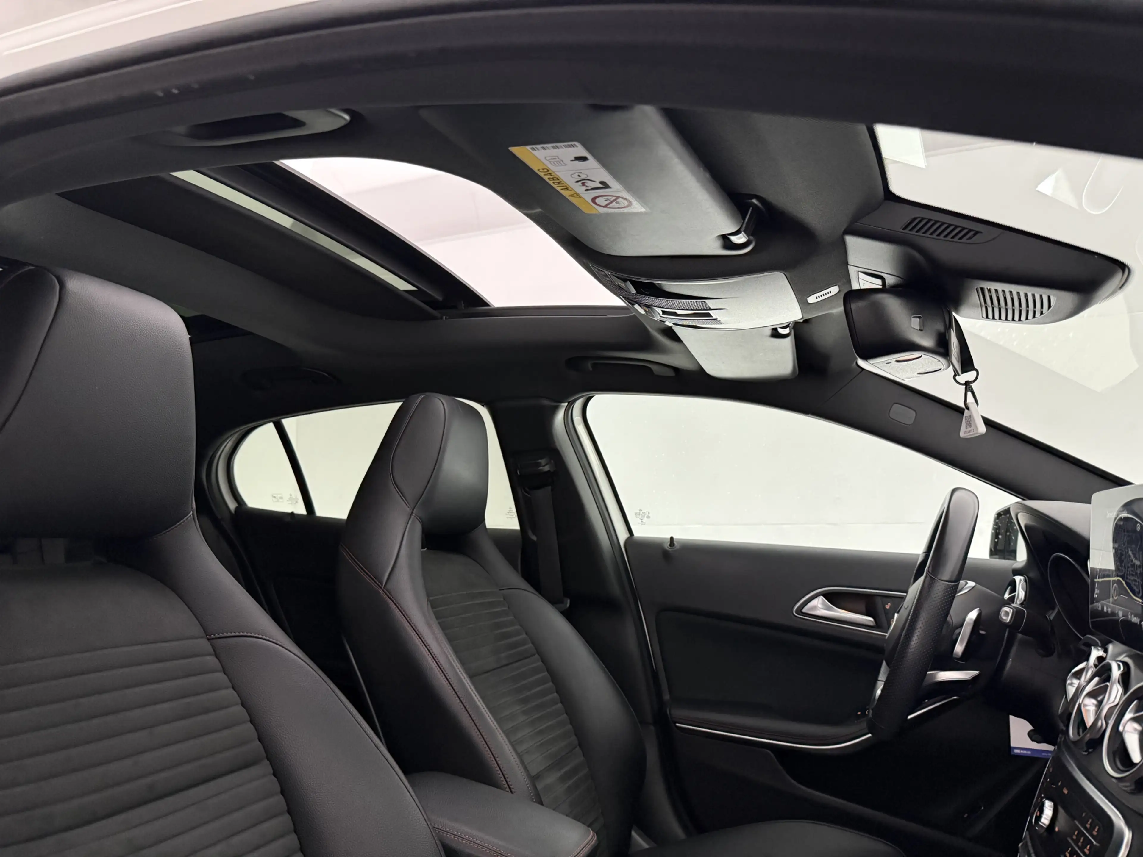 Mercedes-Benz GLA 180 | Pano | Camera | LED | Clima | Cruise | Keyless | — photo 22