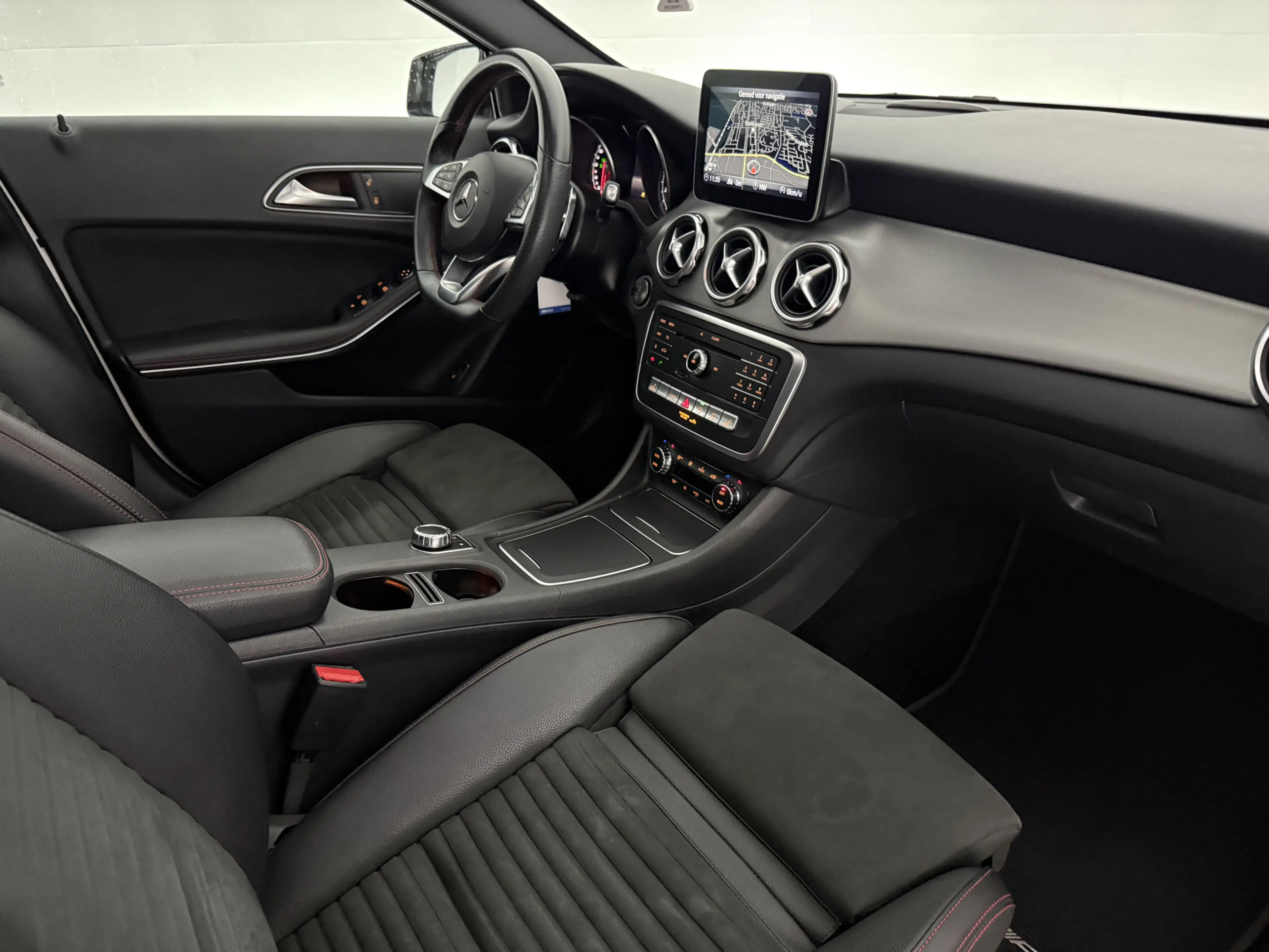 Mercedes-Benz GLA 180 | Pano | Camera | LED | Clima | Cruise | Keyless | — photo 40