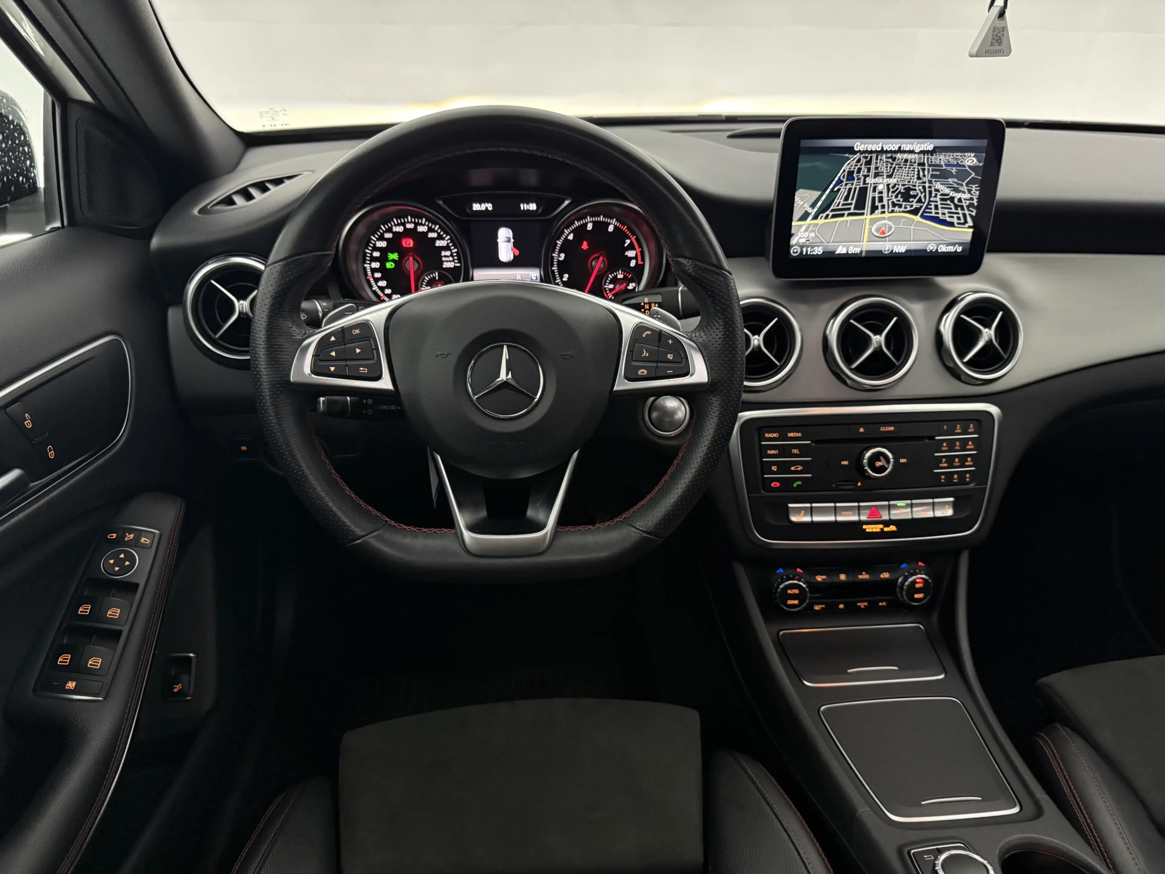 Mercedes-Benz GLA 180 | Pano | Camera | LED | Clima | Cruise | Keyless | — photo 15