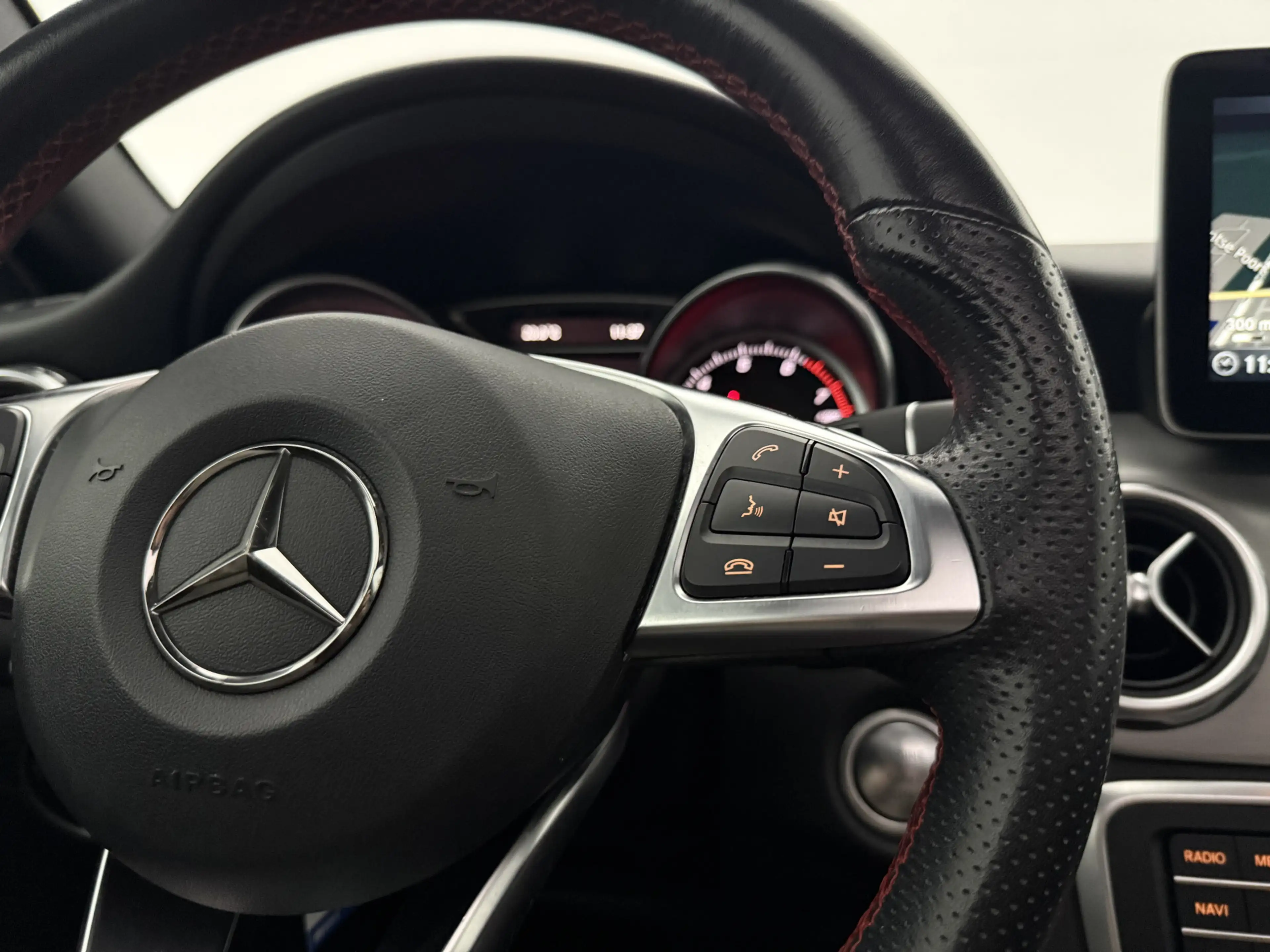 Mercedes-Benz GLA 180 | Pano | Camera | LED | Clima | Cruise | Keyless | — photo 26