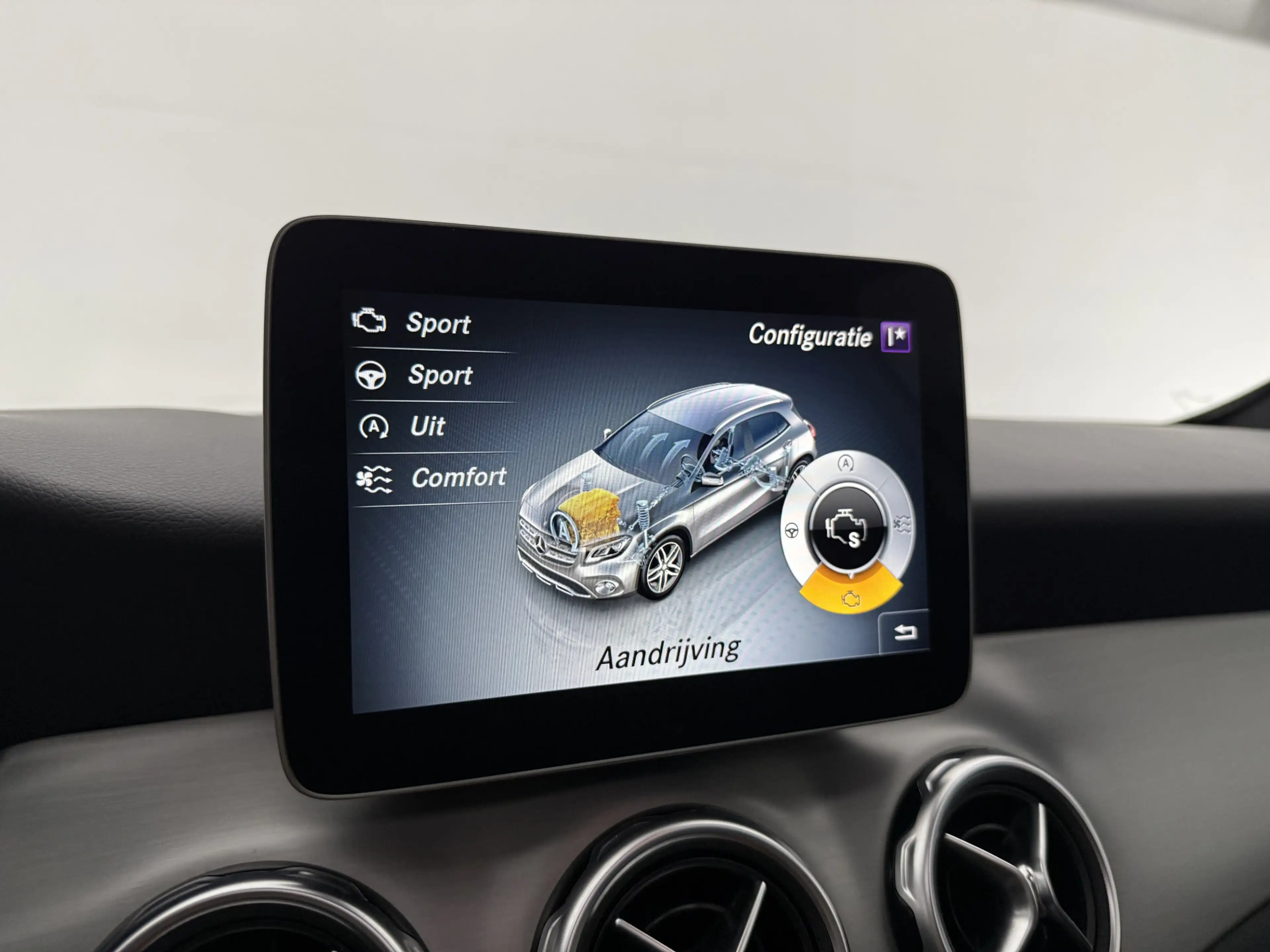 Mercedes-Benz GLA 180 | Pano | Camera | LED | Clima | Cruise | Keyless | — photo 27