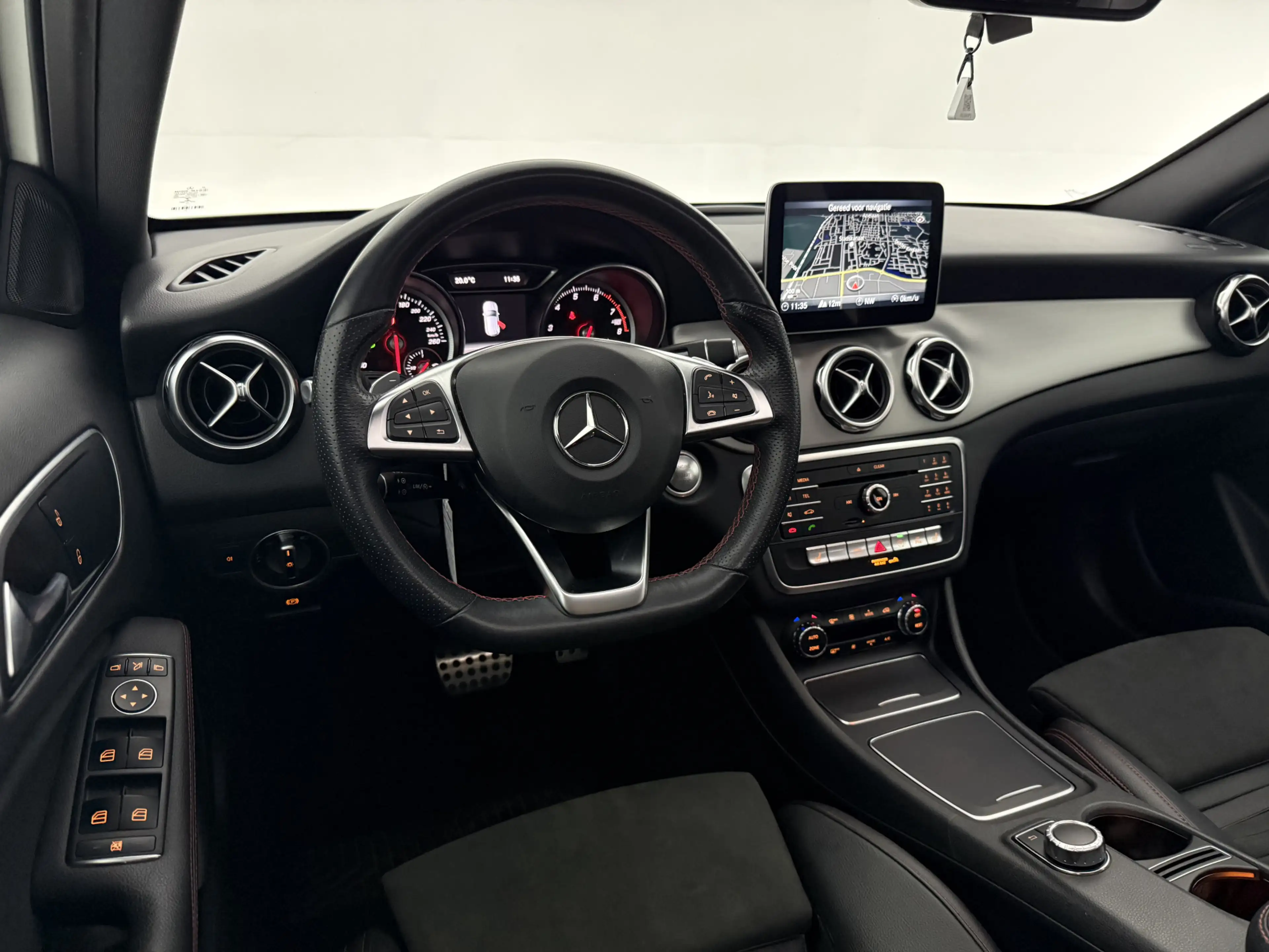 Mercedes-Benz GLA 180 | Pano | Camera | LED | Clima | Cruise | Keyless | — photo 20