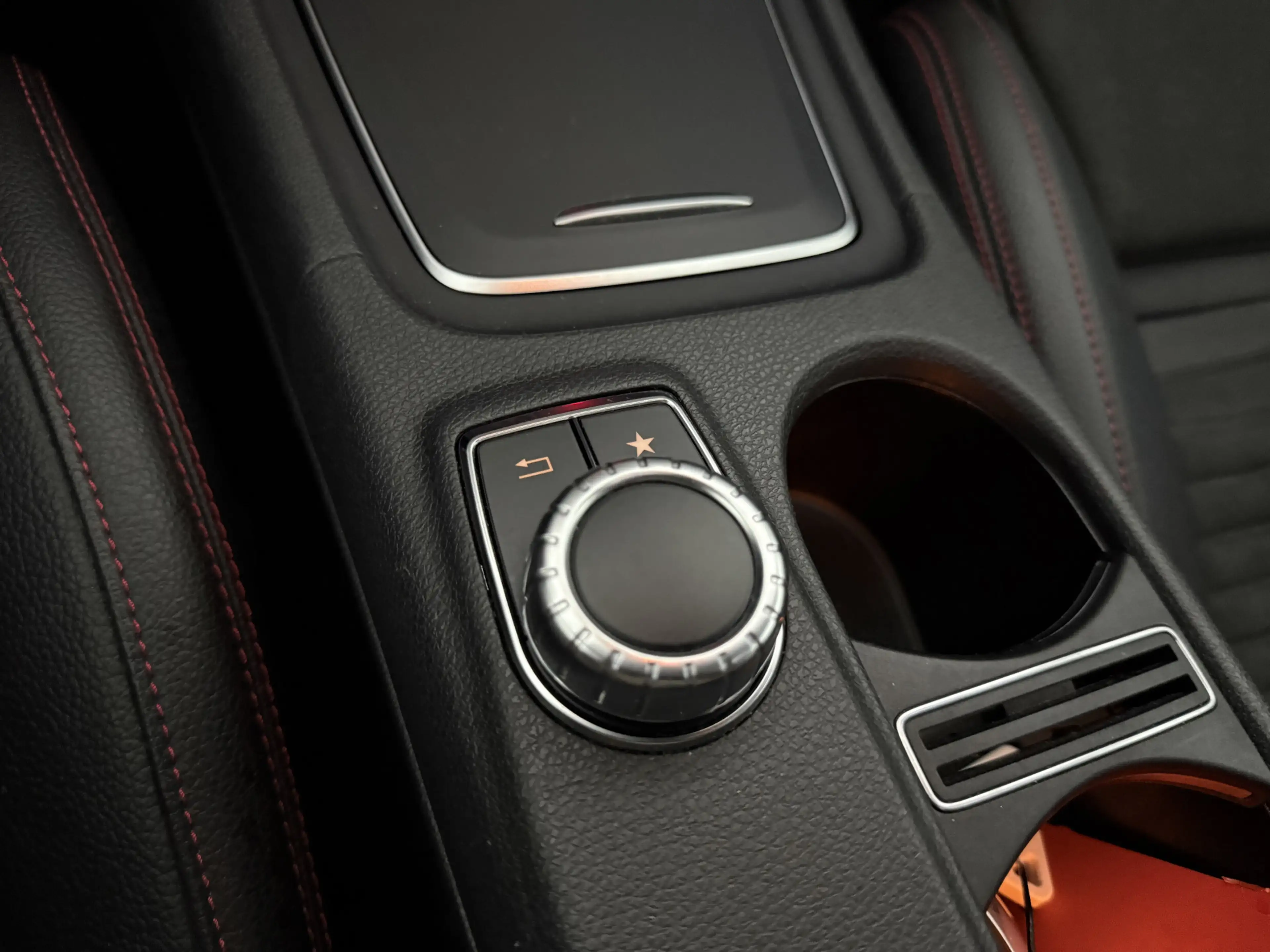 Mercedes-Benz GLA 180 | Pano | Camera | LED | Clima | Cruise | Keyless | — photo 33