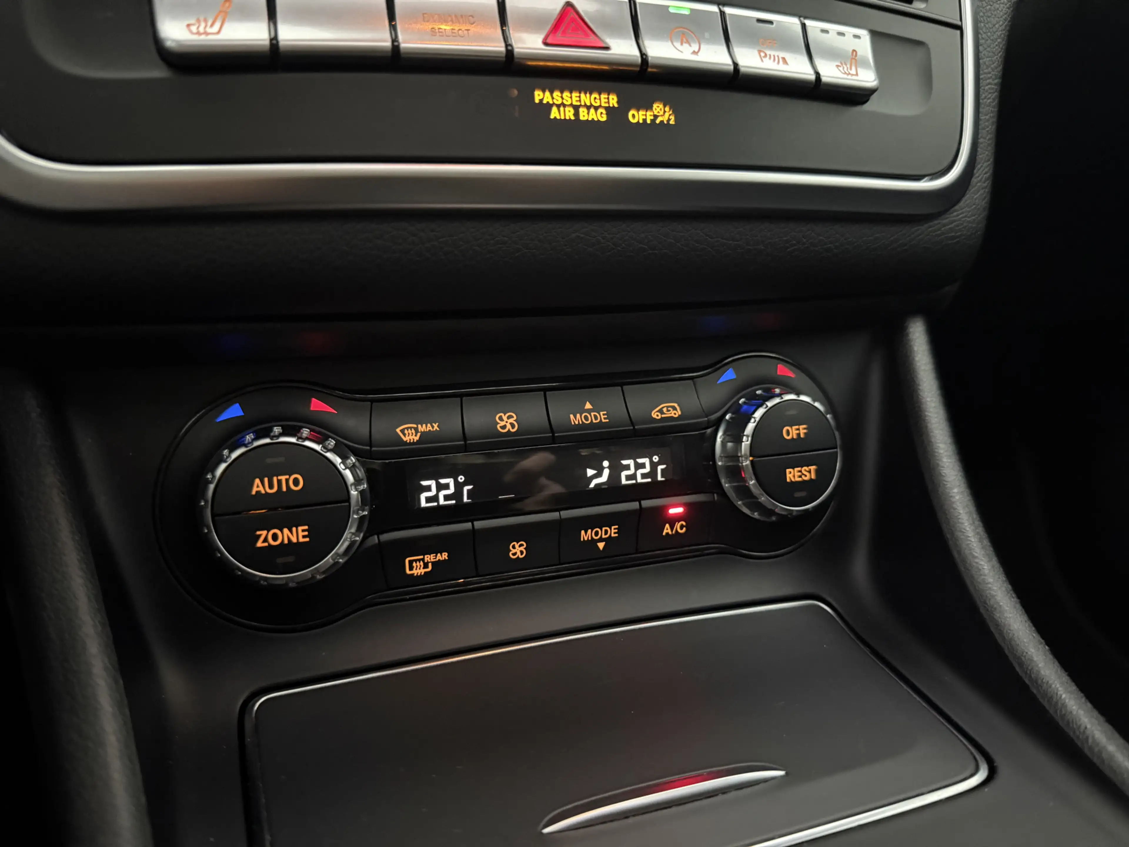 Mercedes-Benz GLA 180 | Pano | Camera | LED | Clima | Cruise | Keyless | — photo 30