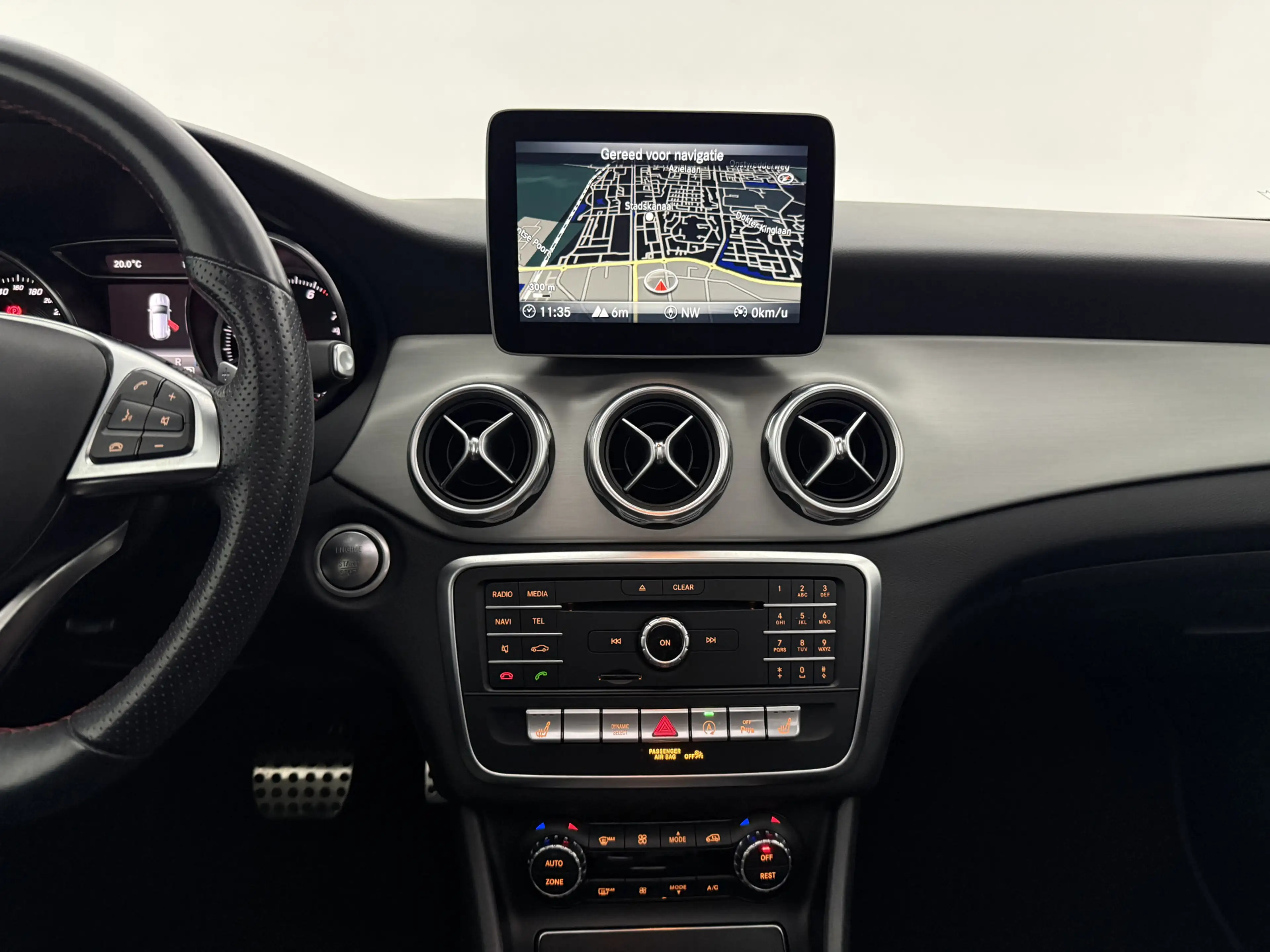 Mercedes-Benz GLA 180 | Pano | Camera | LED | Clima | Cruise | Keyless | — photo 18