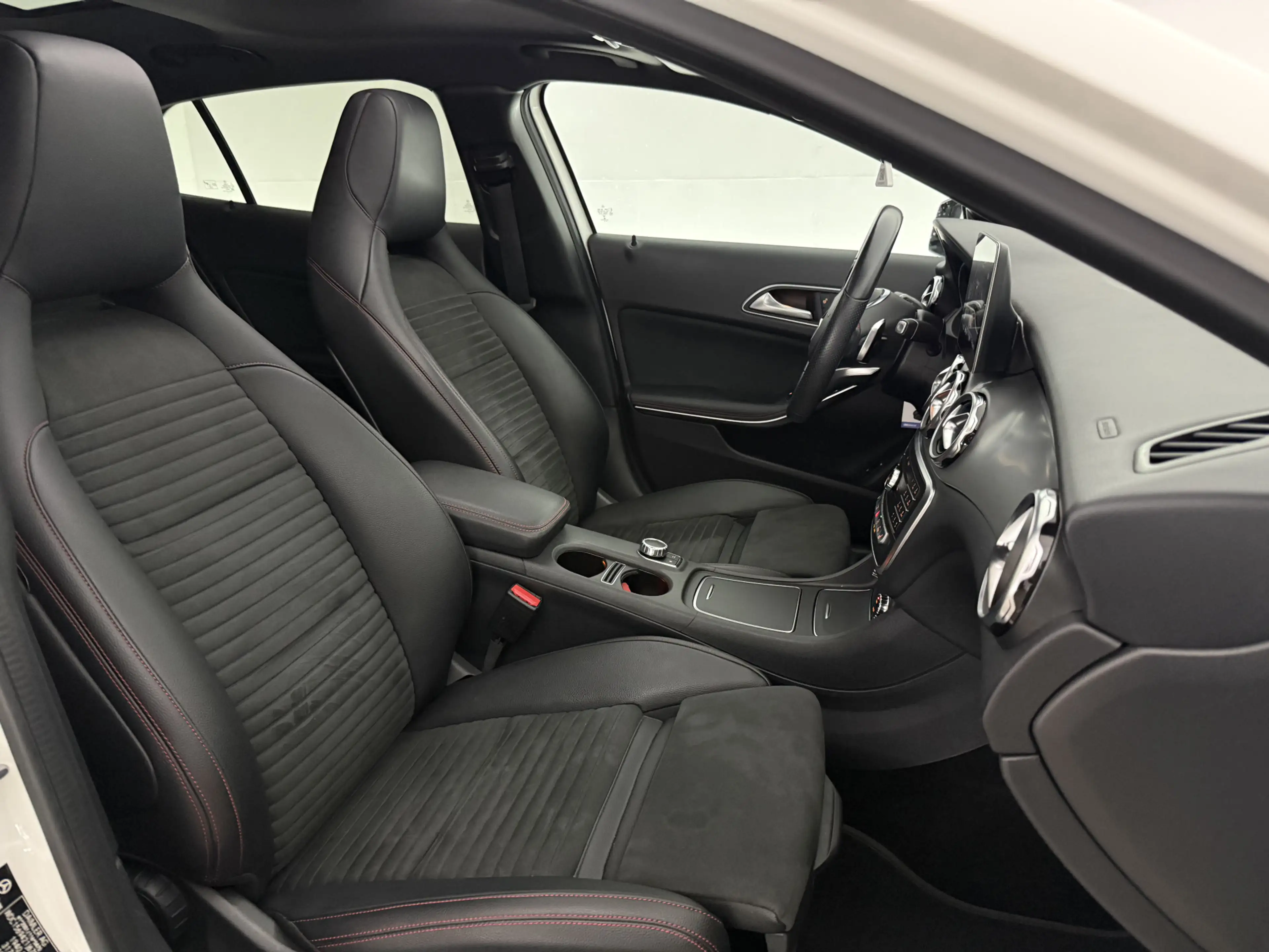 Mercedes-Benz GLA 180 | Pano | Camera | LED | Clima | Cruise | Keyless | — photo 17