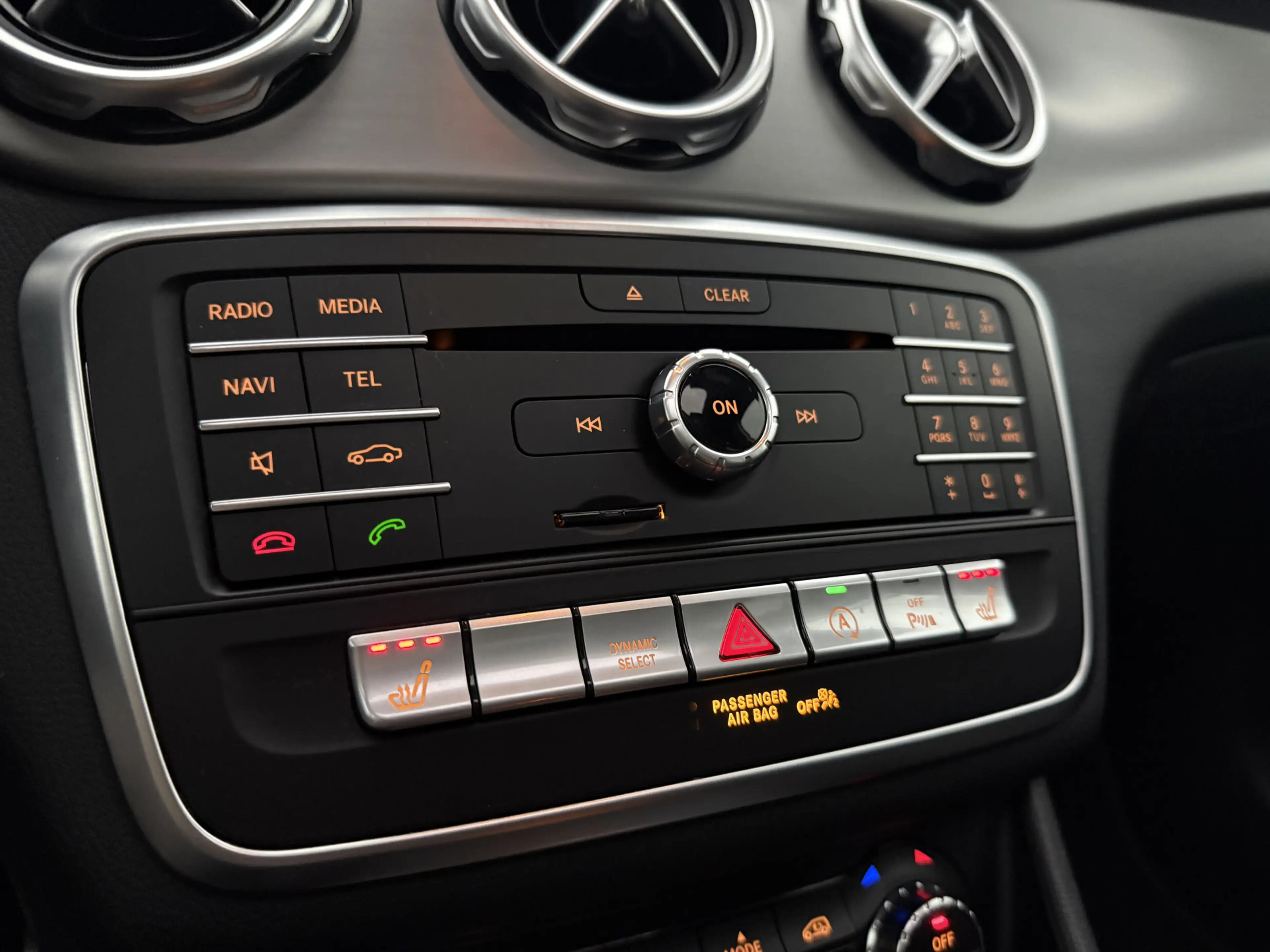 Mercedes-Benz GLA 180 | Pano | Camera | LED | Clima | Cruise | Keyless | — photo 29