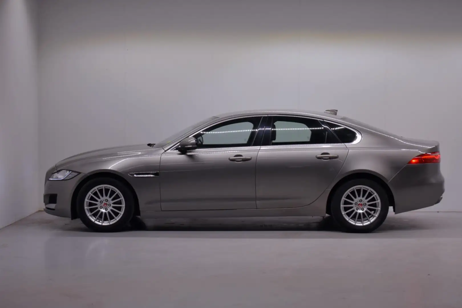 Jaguar XF 25T Prestige Сірий - 2