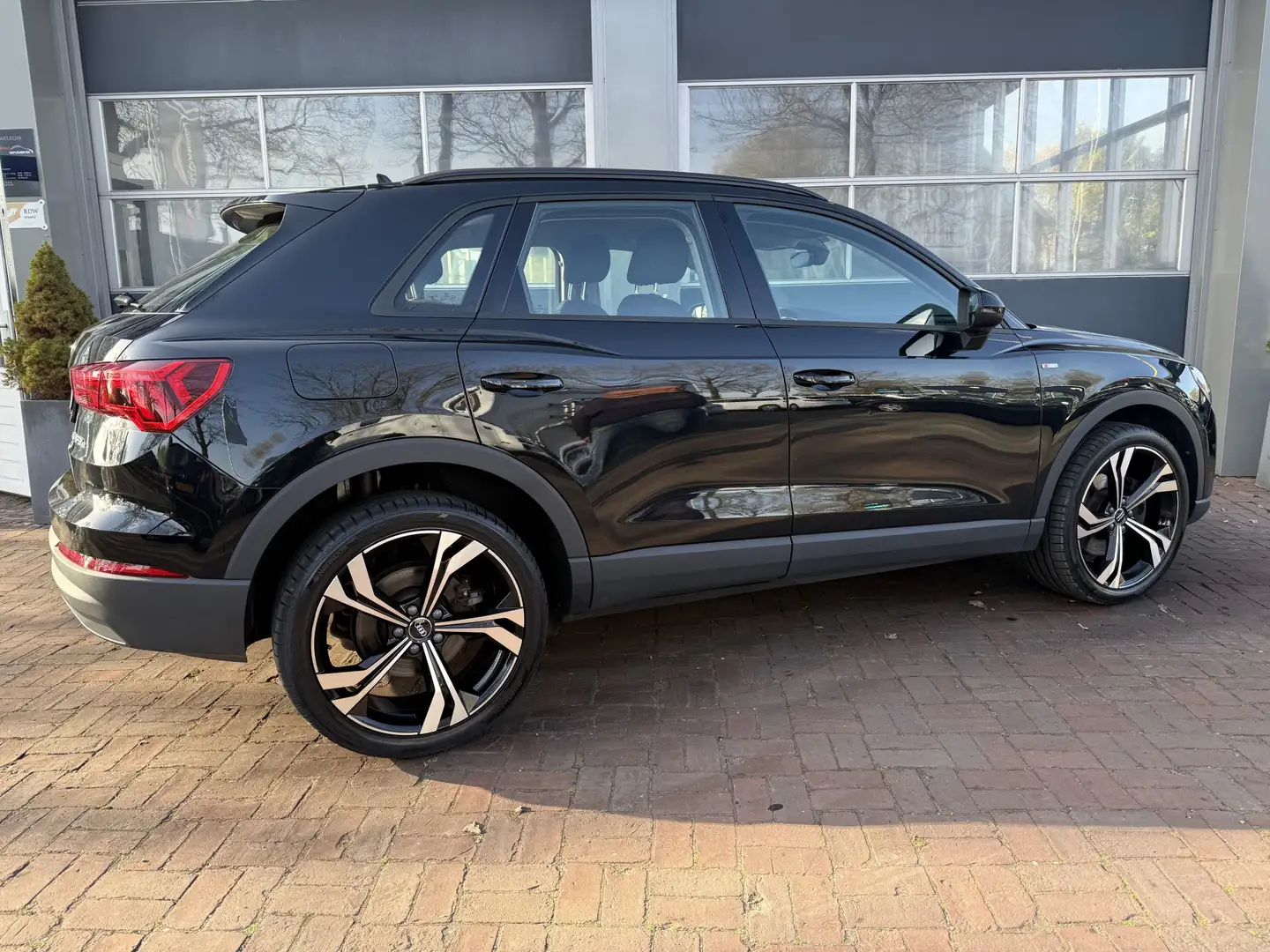 Audi Q3 45 TFSI e RSQ3 Advanced edition Bj 2022 Km 77.000 Zwart - 2