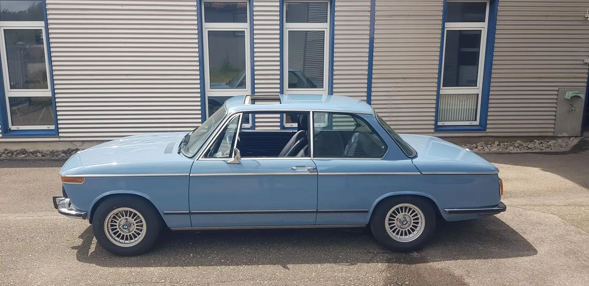 BMW 2002 tii Blue - 2