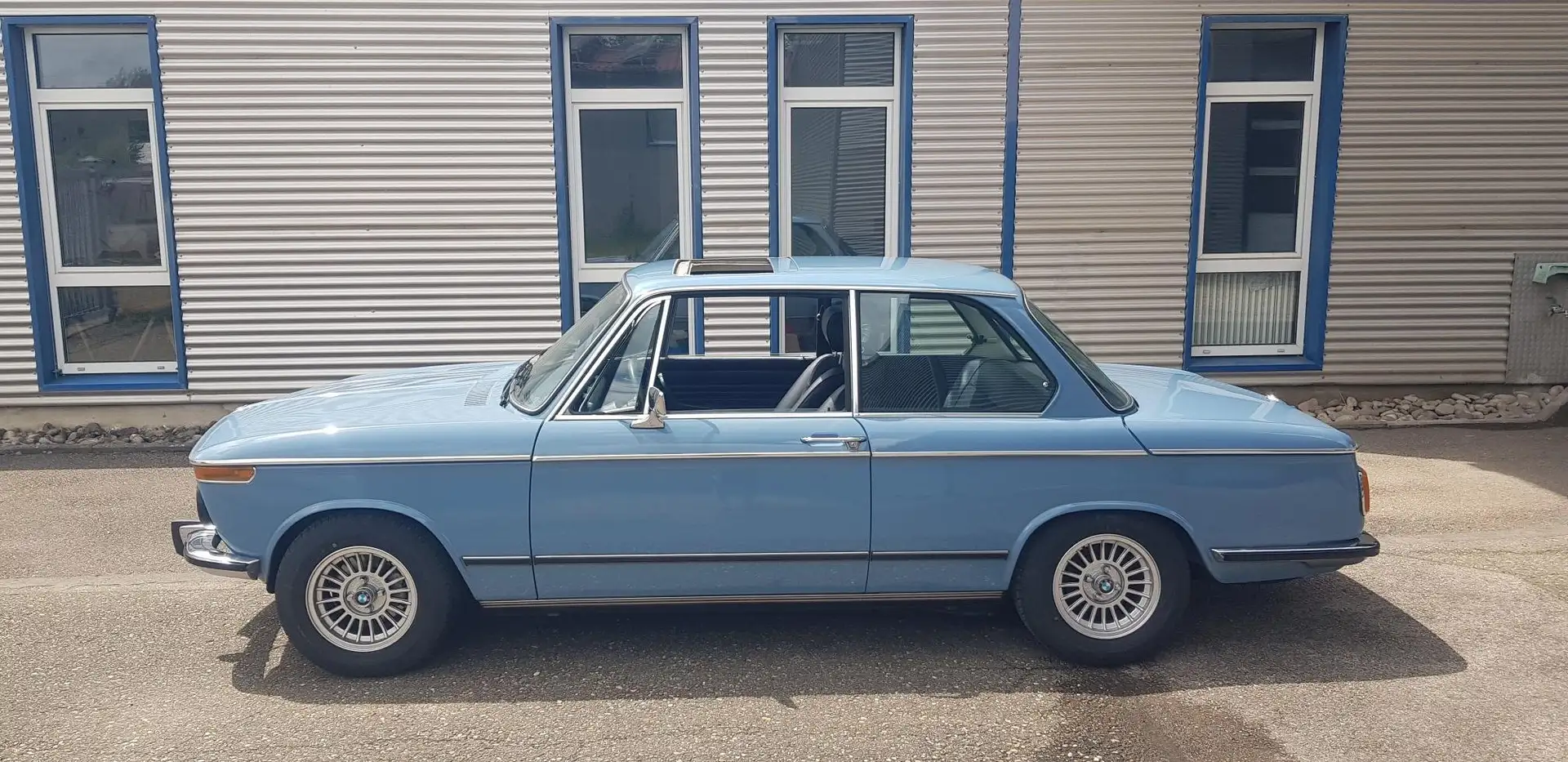 BMW 2002 tii Blue - 1