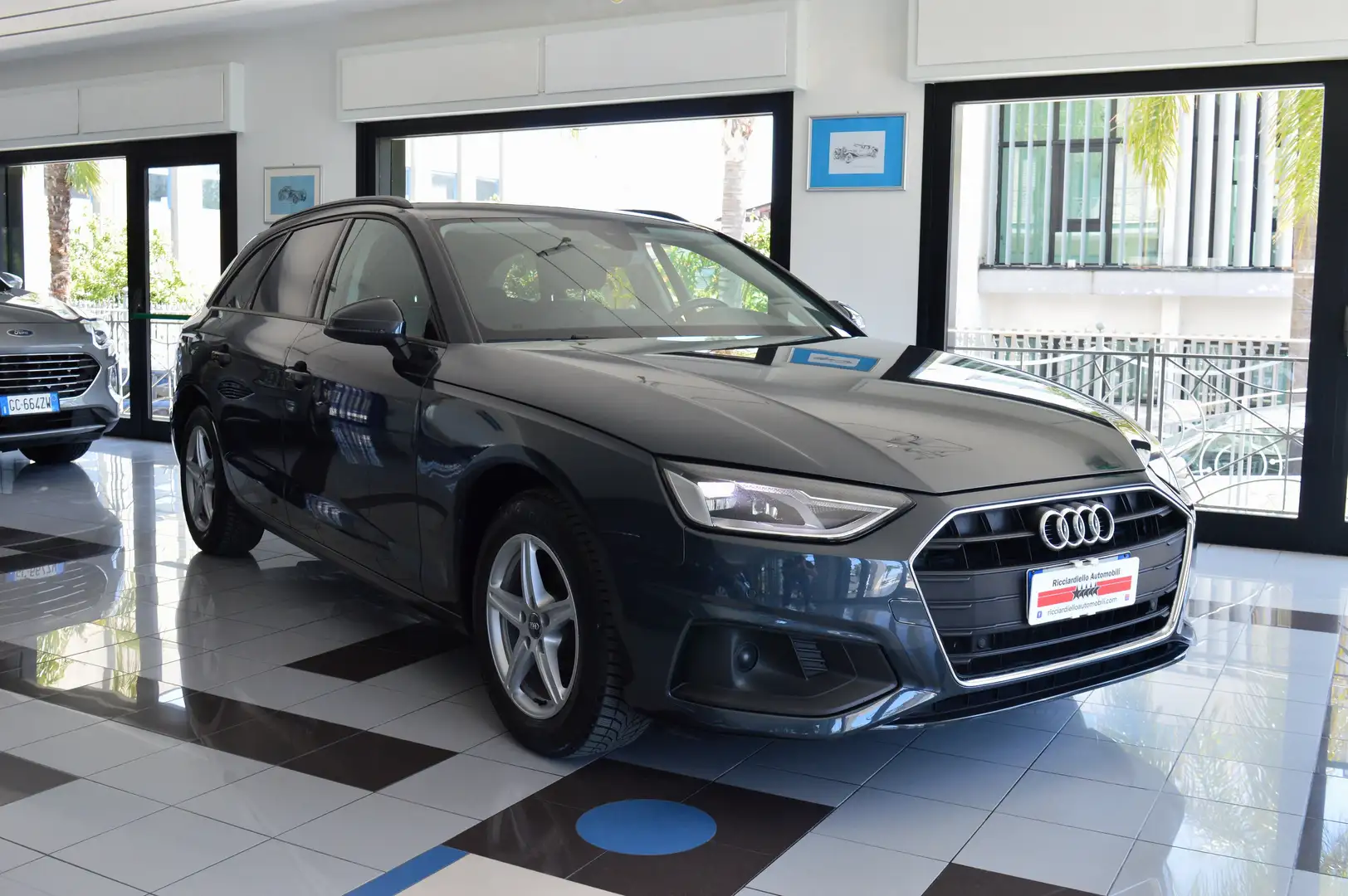 Audi A4 Avant 35 2.0 tdi mhev Business Advanced s-tronic Grijs - 1