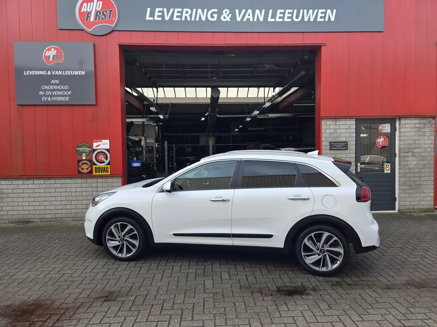 Kia Niro 1.6 GDi Hybrid DynamicLine Navigatie/ lederen bekl Wit - 2