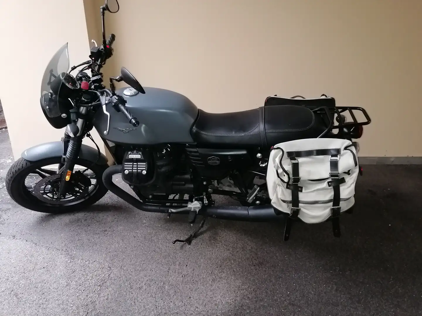 Moto Guzzi V 7 Stone III Gri - 2