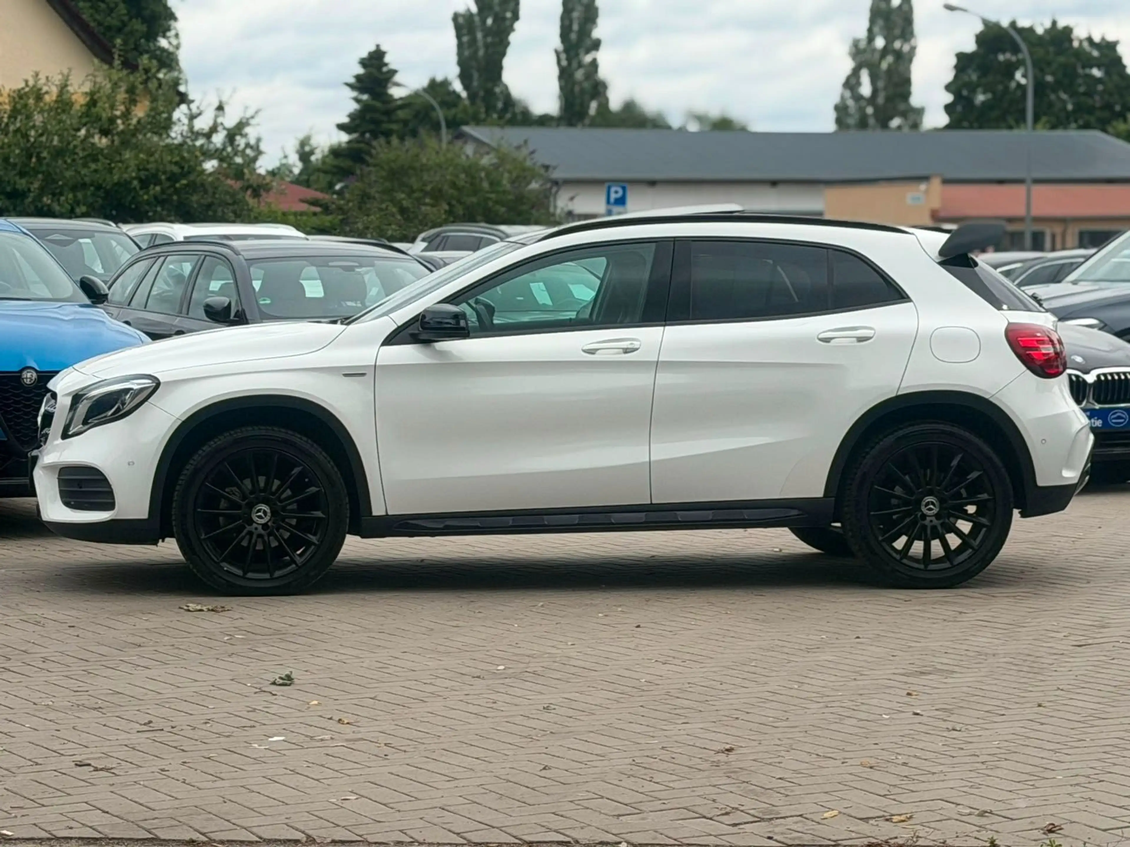 Mercedes-Benz GLA 220 d CDI 4Matic AMG Night Paket*CAM*PANO — photo 2