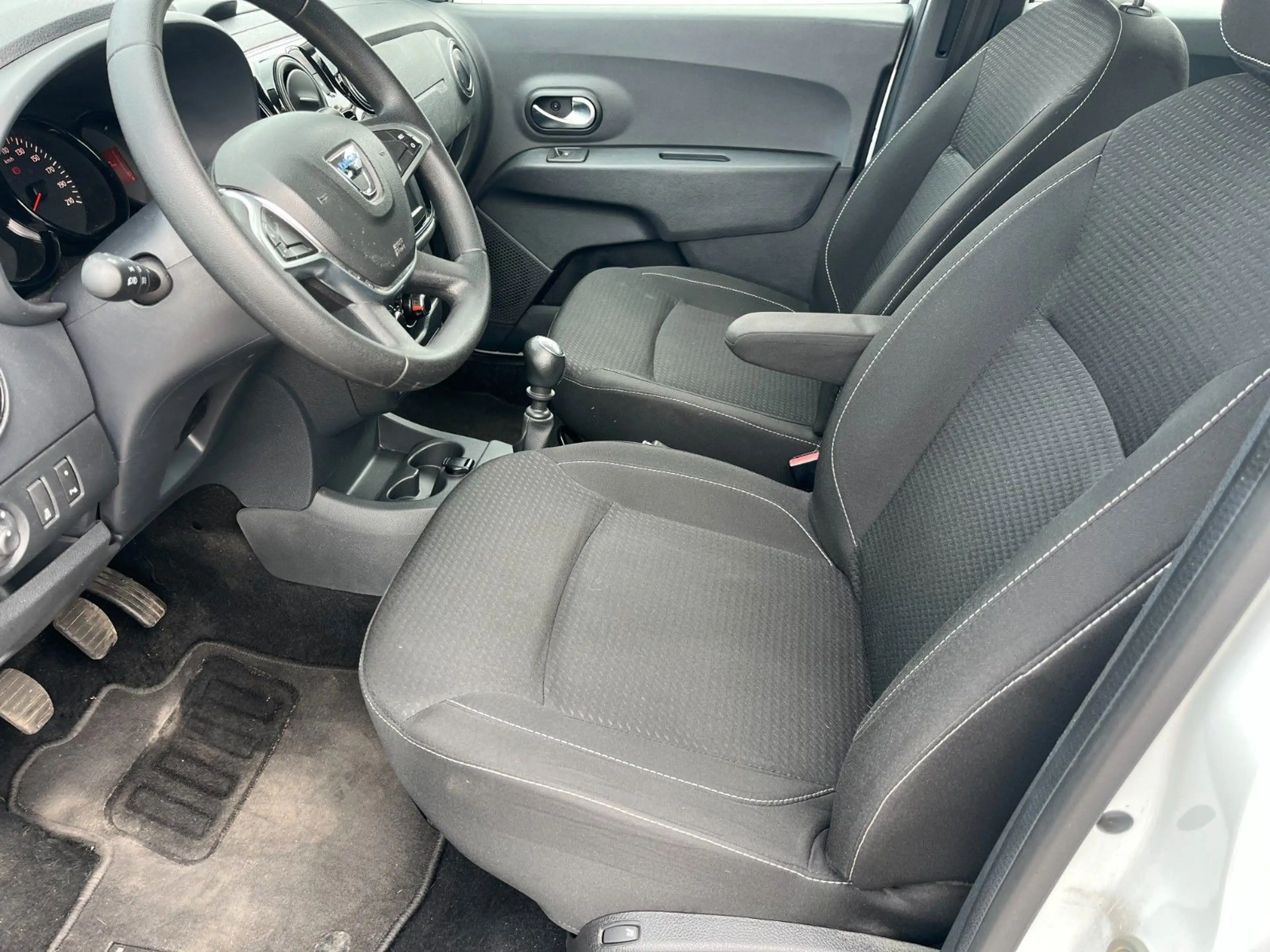 Dacia Lodgy Comfort 1.3 TCe 100 — photo 15