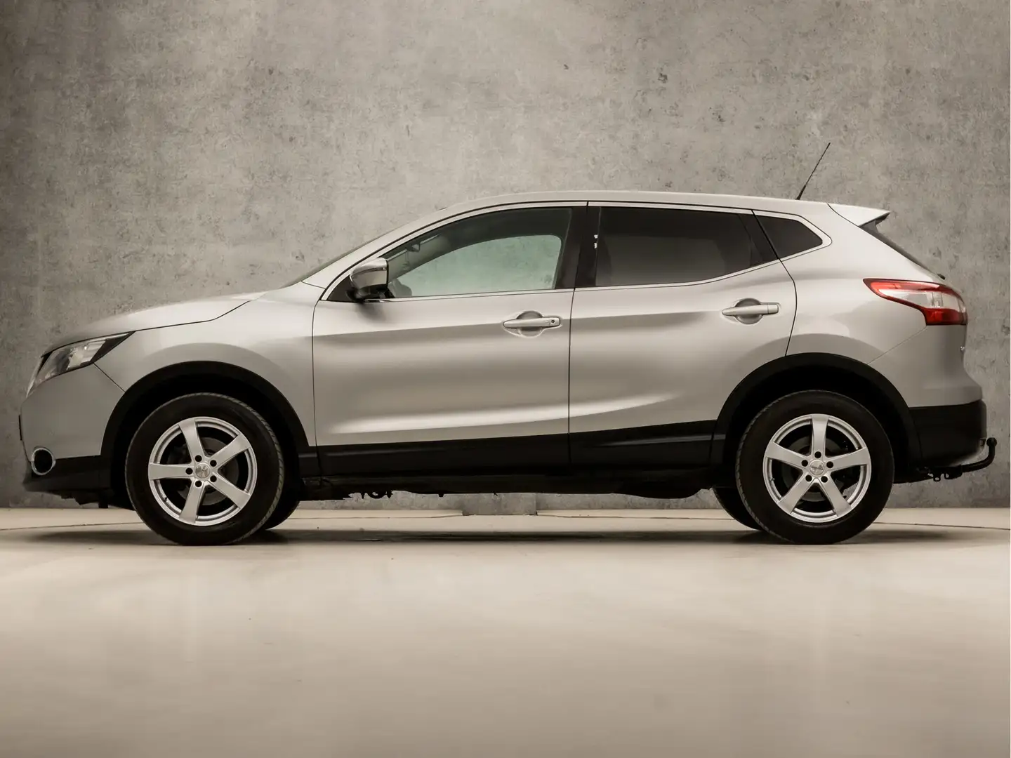 Nissan Qashqai 1.5 dCi Deluxe (NAVIGATIE, CLIMATE, 360 CAMERA, GE Grijs - 2