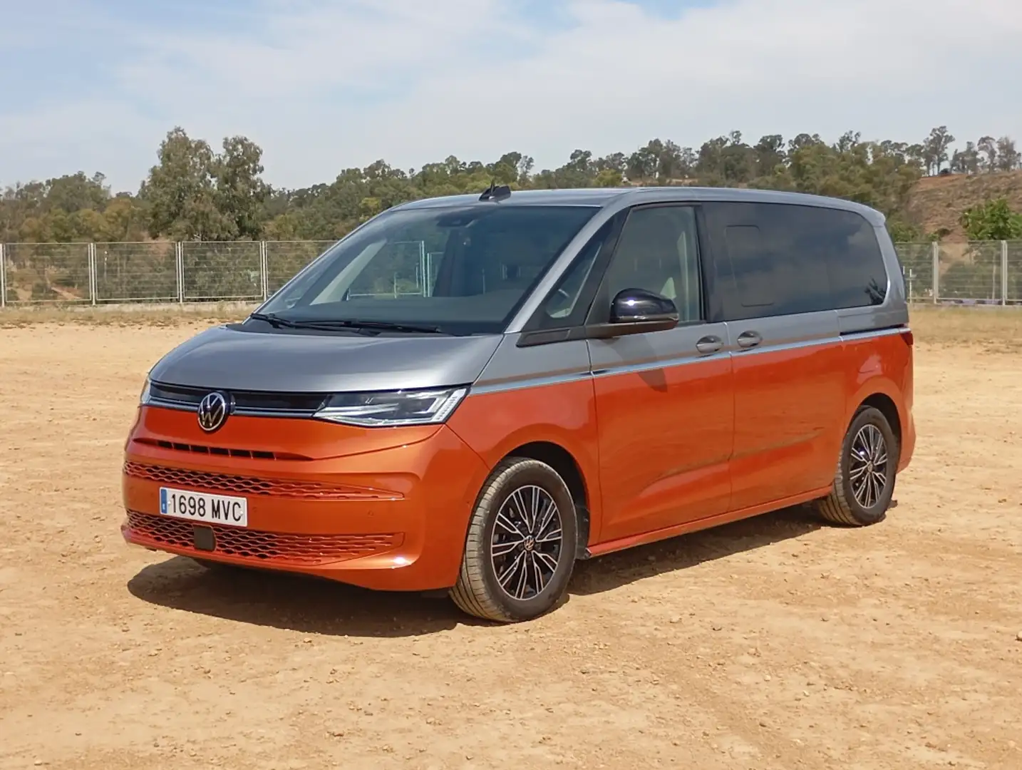 Volkswagen T7 Multivan 2.0TDI Batalla Corta Life DSG 110kW Orange - 1