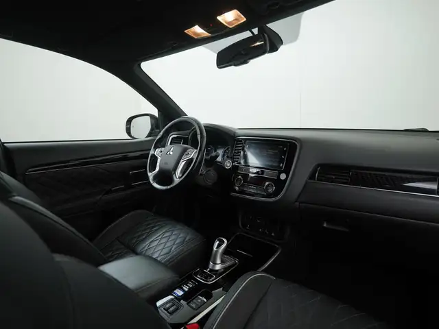 Mitsubishi Outlander view 2