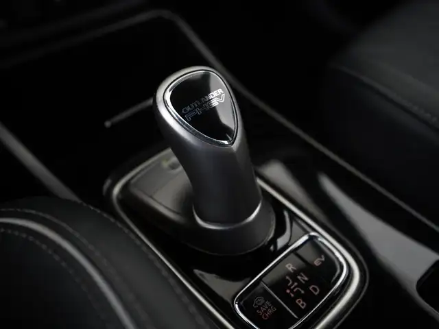 Mitsubishi Outlander view 11