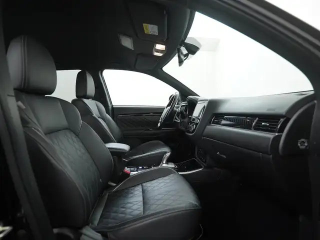 Mitsubishi Outlander view 3