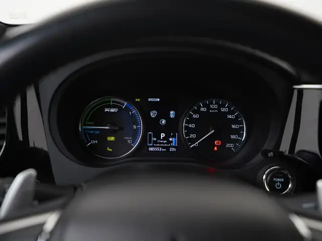 Mitsubishi Outlander view 9