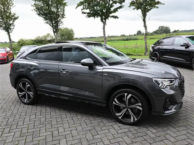 Audi Q3 view 10