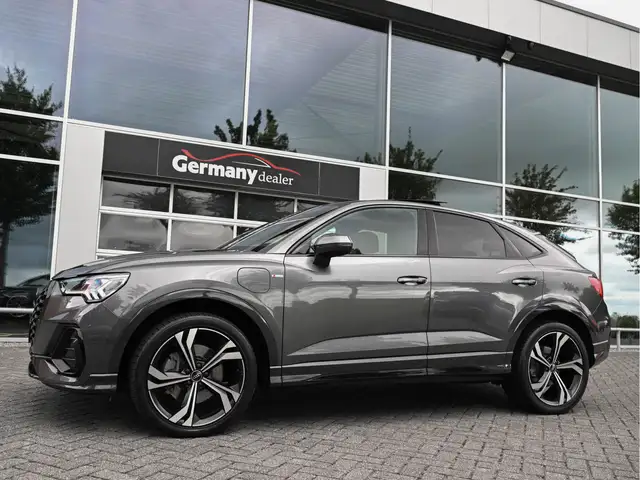 Audi Q3 view 6