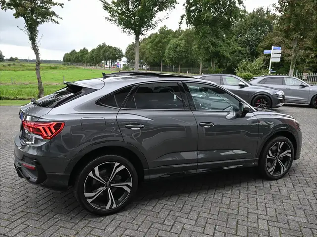 Audi Q3 view 11