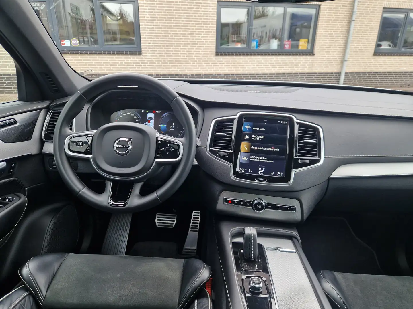 Volvo XC90 2.0 T8 Recharge AWD R-Design Luchtvering | Blis | Grijs - 2