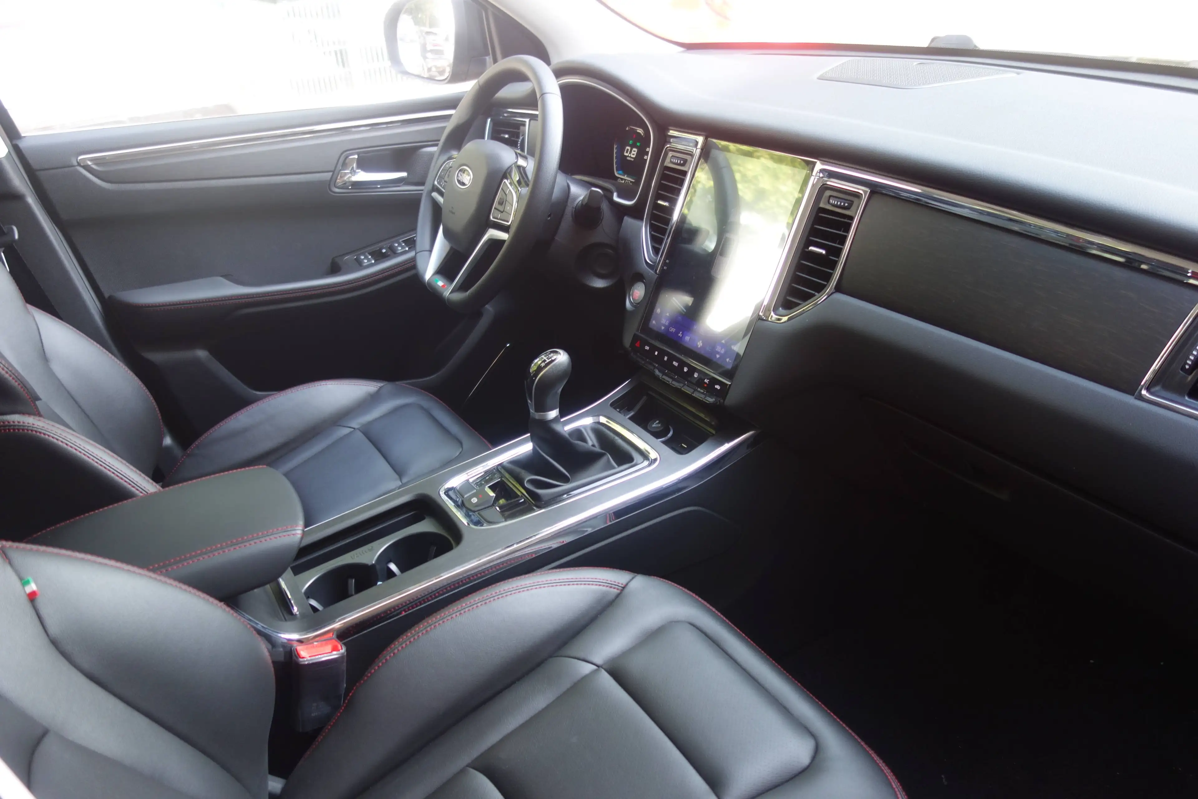 SWM G05 7-Sitze SUV — photo 10