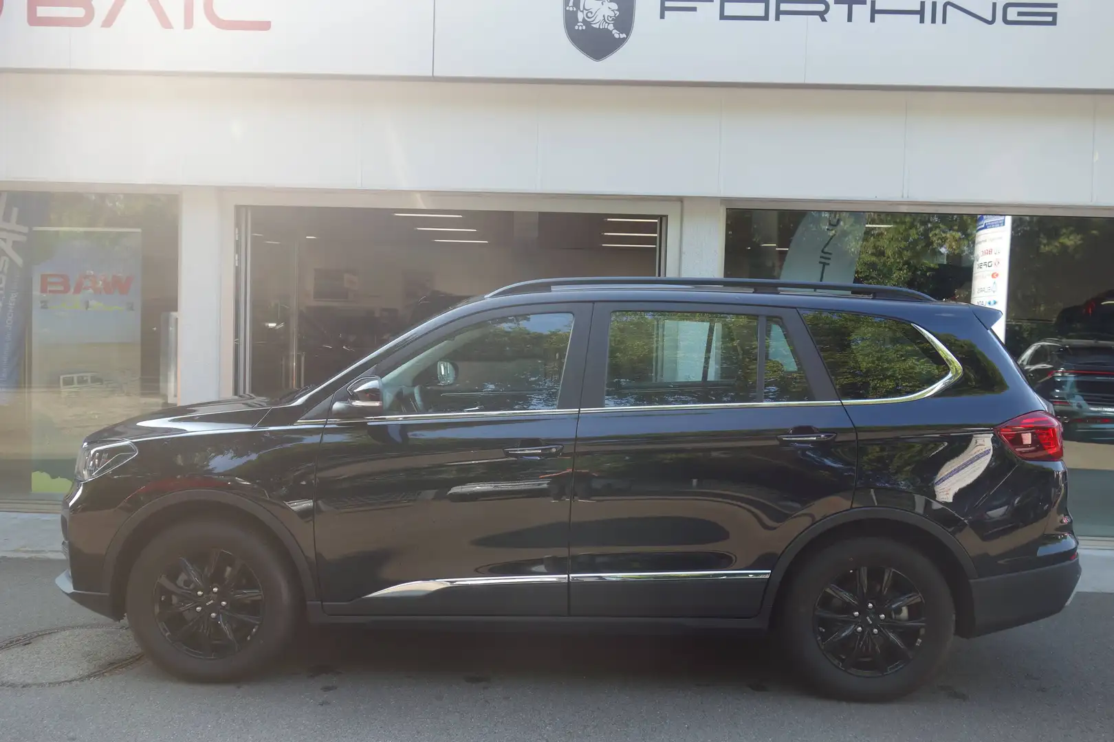 SWM G05 7-Sitze SUV Schwarz - 2