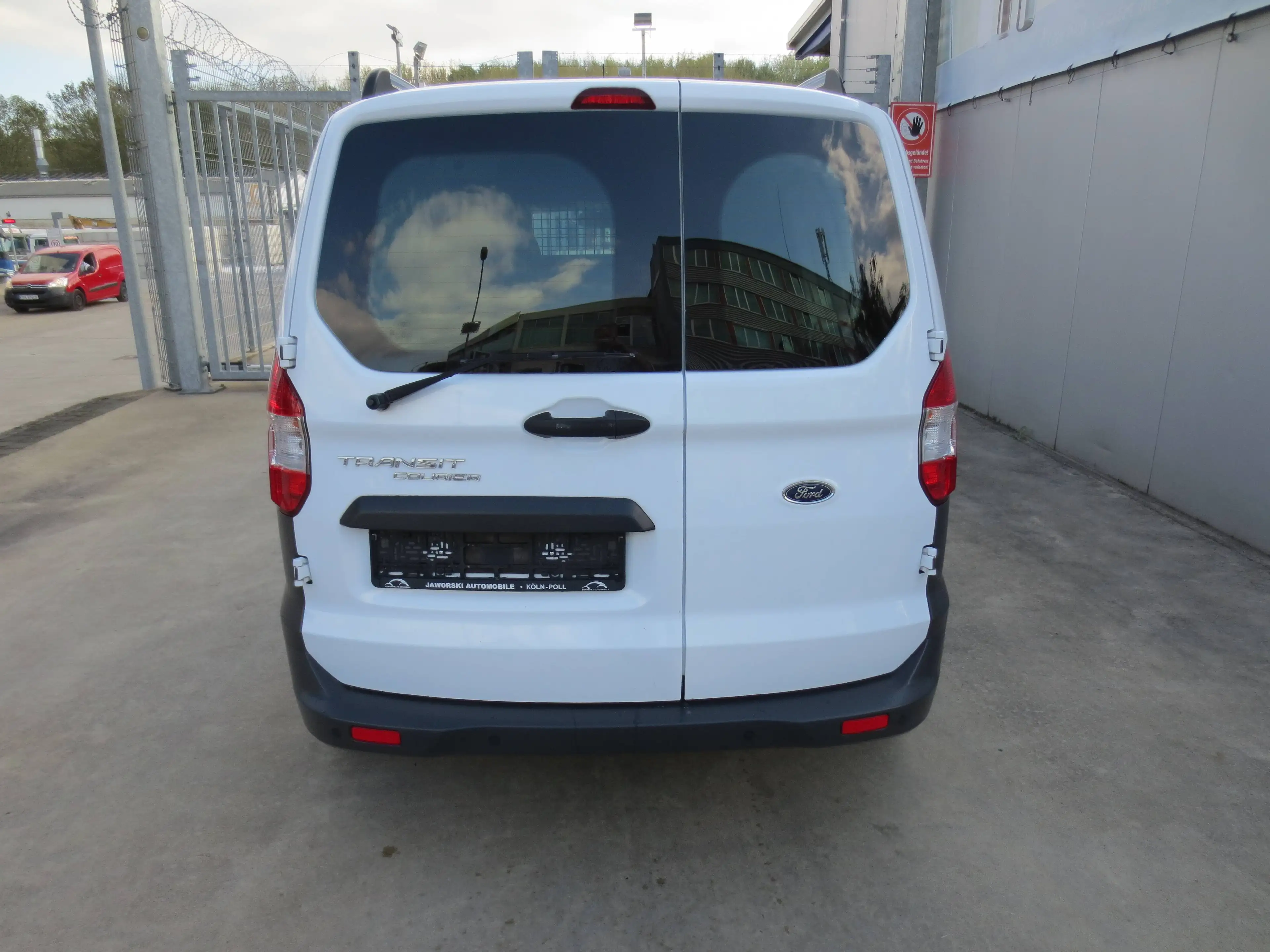 Ford Transit Courier Trend — photo 9