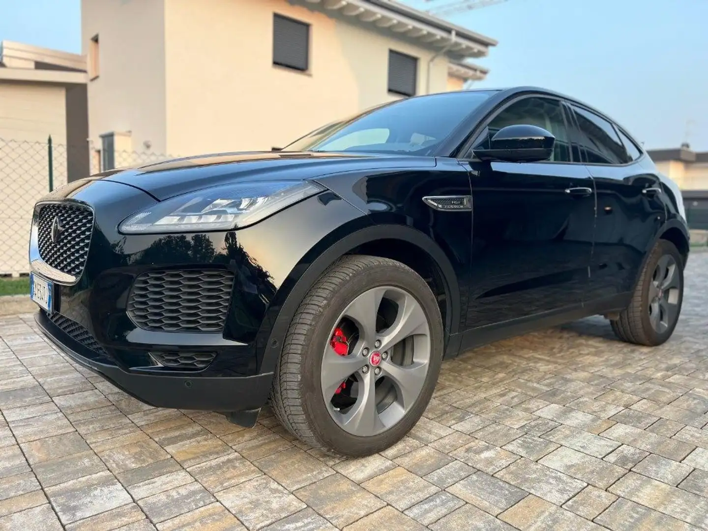 Jaguar E-Pace PARI NUOVO - POCHI KM - NO FUMATORI Nero - 1