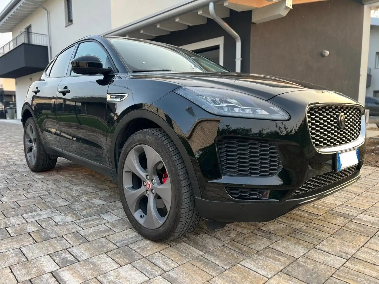 Jaguar E-Pace PARI NUOVO - POCHI KM - NO FUMATORI Nero - 2