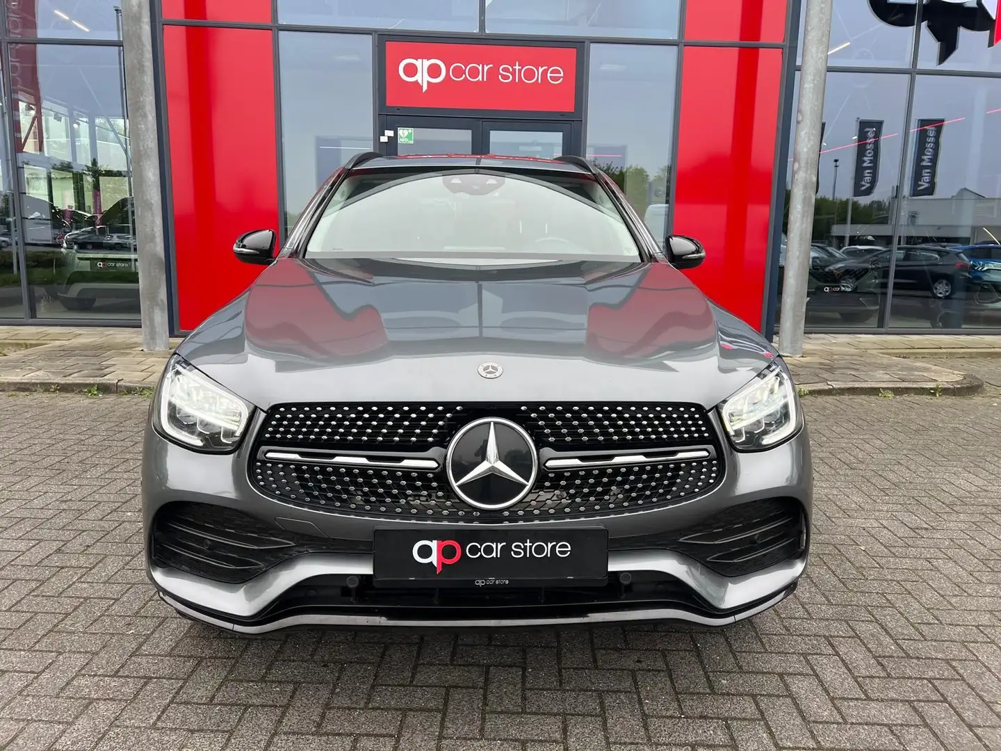 Mercedes-Benz GLC 300 300e 4MATIC Business Solution AMG Grijs - 2